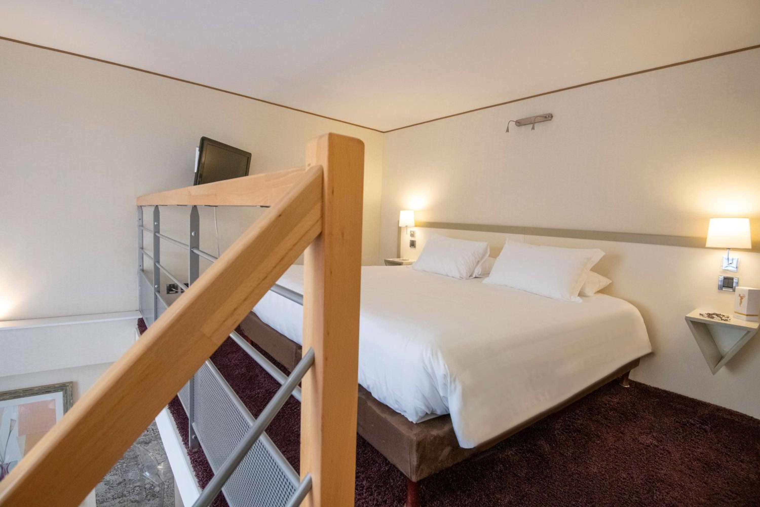 Executive Room with King Bed and Sofa Bed - Non-Smoking - Photo 17