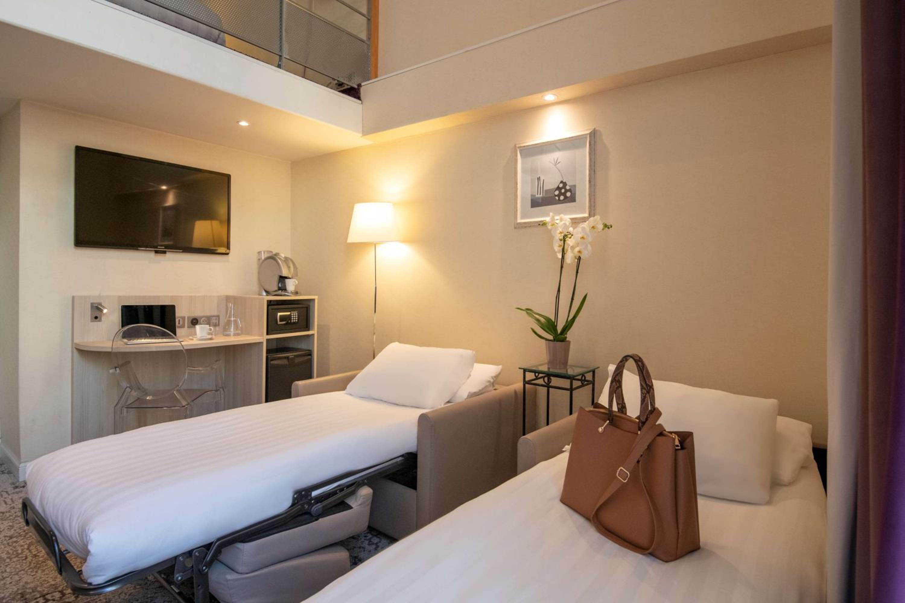 Executive Room with King Bed and Sofa Bed - Non-Smoking - Photo 13