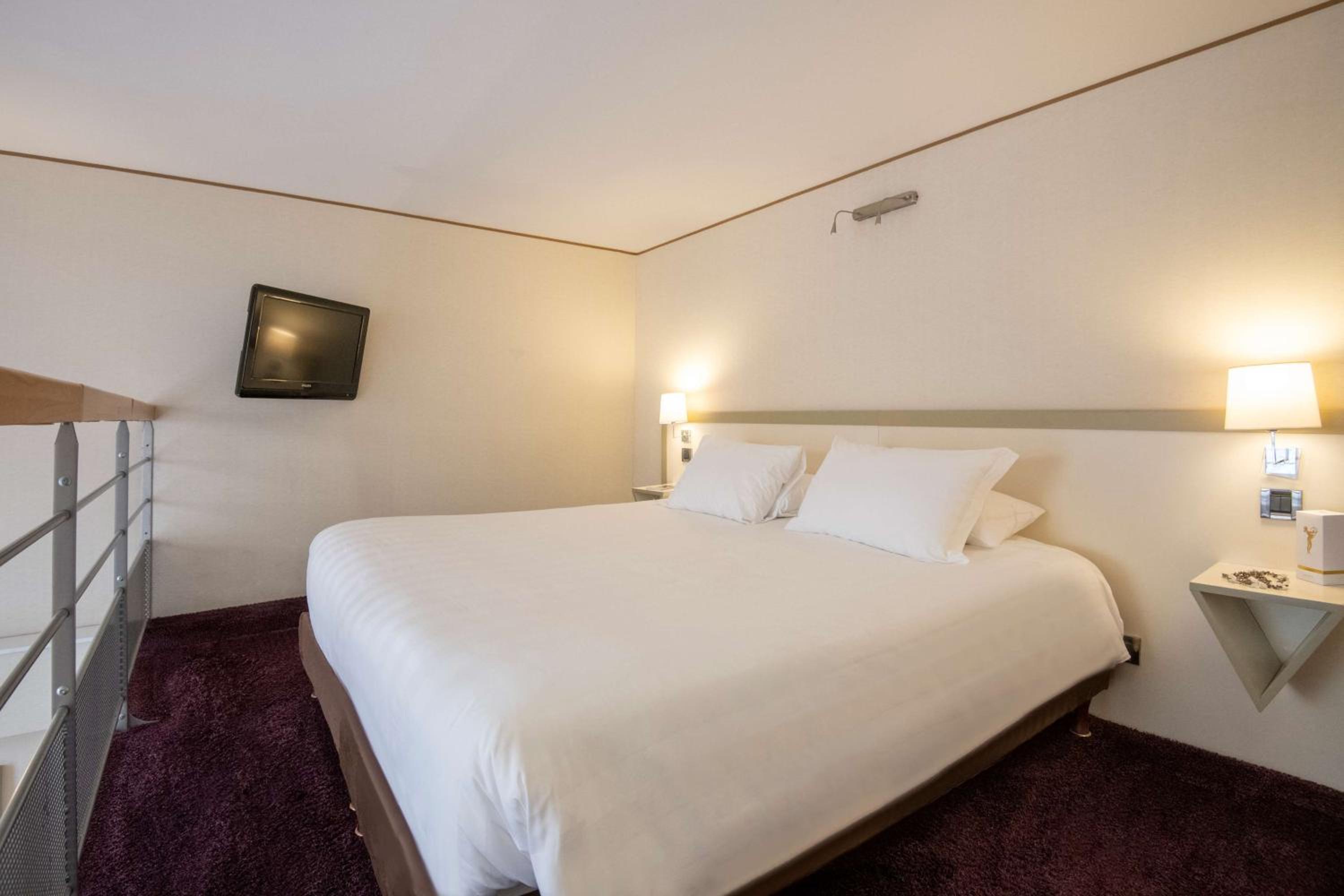 Executive Room with King Bed and Sofa Bed - Non-Smoking - Photo 1