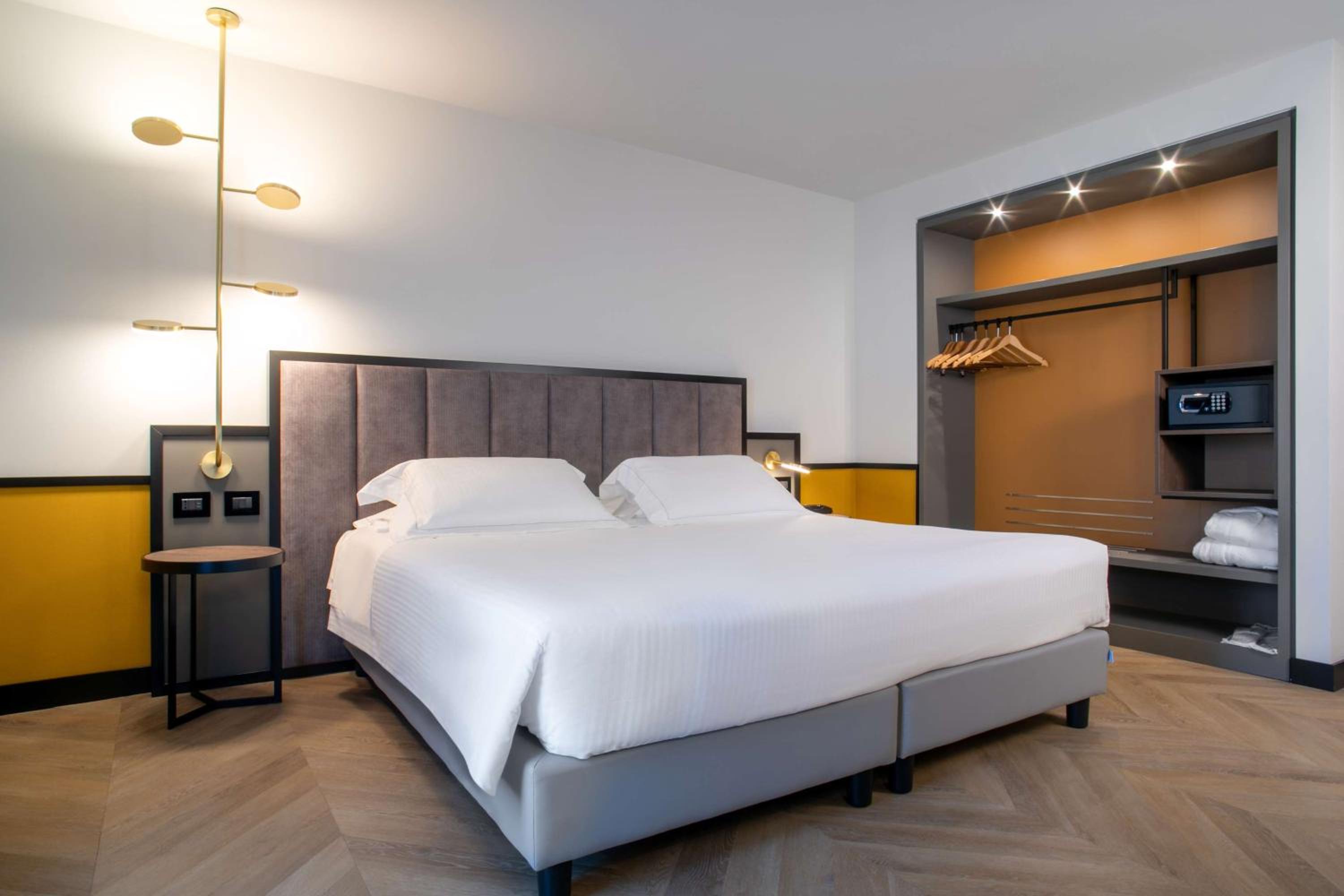 Deluxe Queen Room - Photo 1