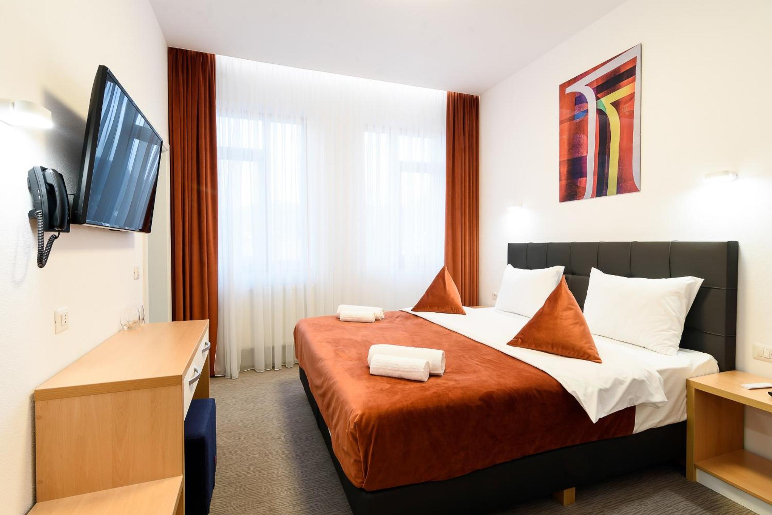Double Room with Spa Bath - Photo 1