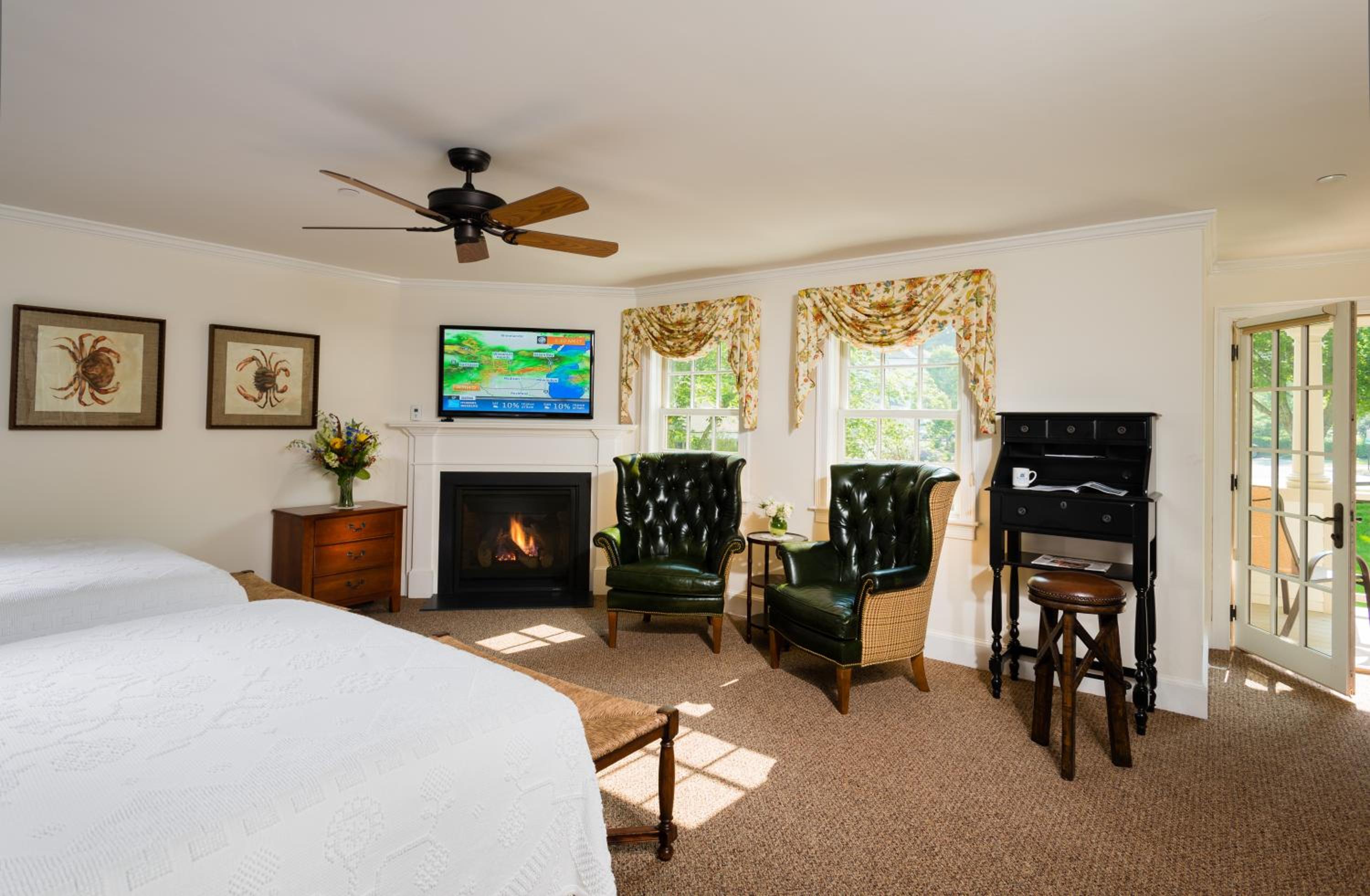 Double Queen Room with Fireplace - Winstead Inn