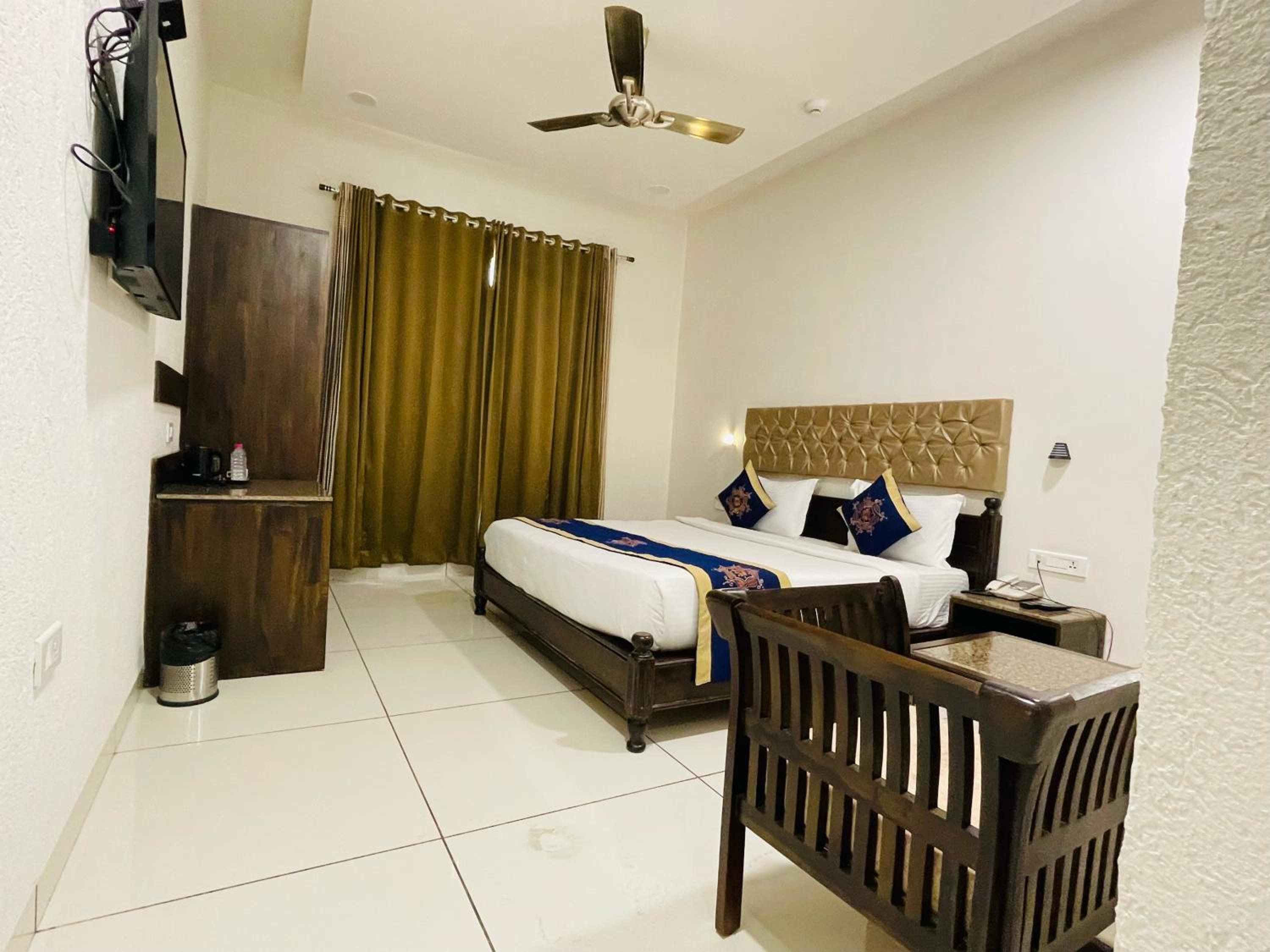 Deluxe Room - Photo 5
