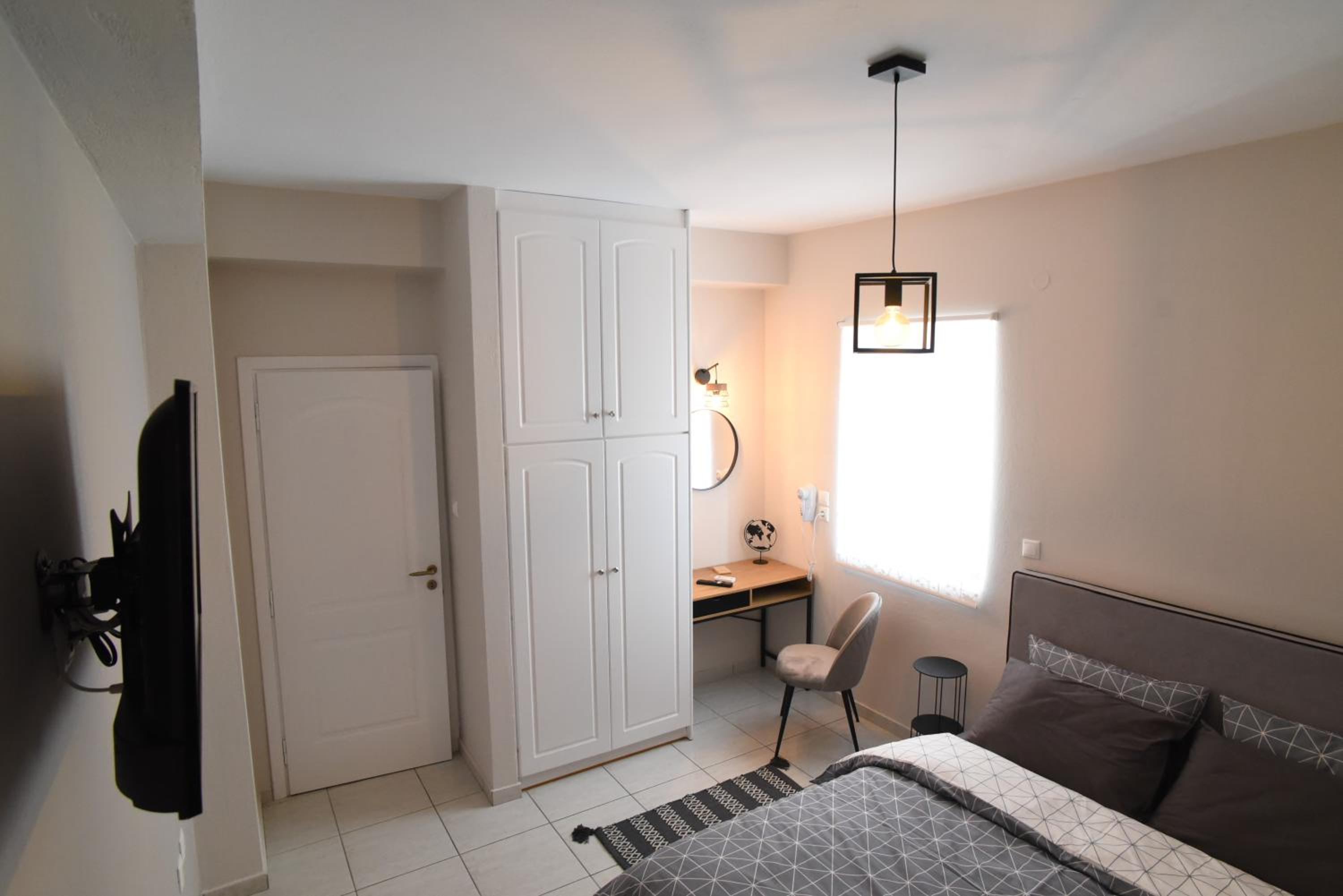One-Bedroom Apartment - Photo 2