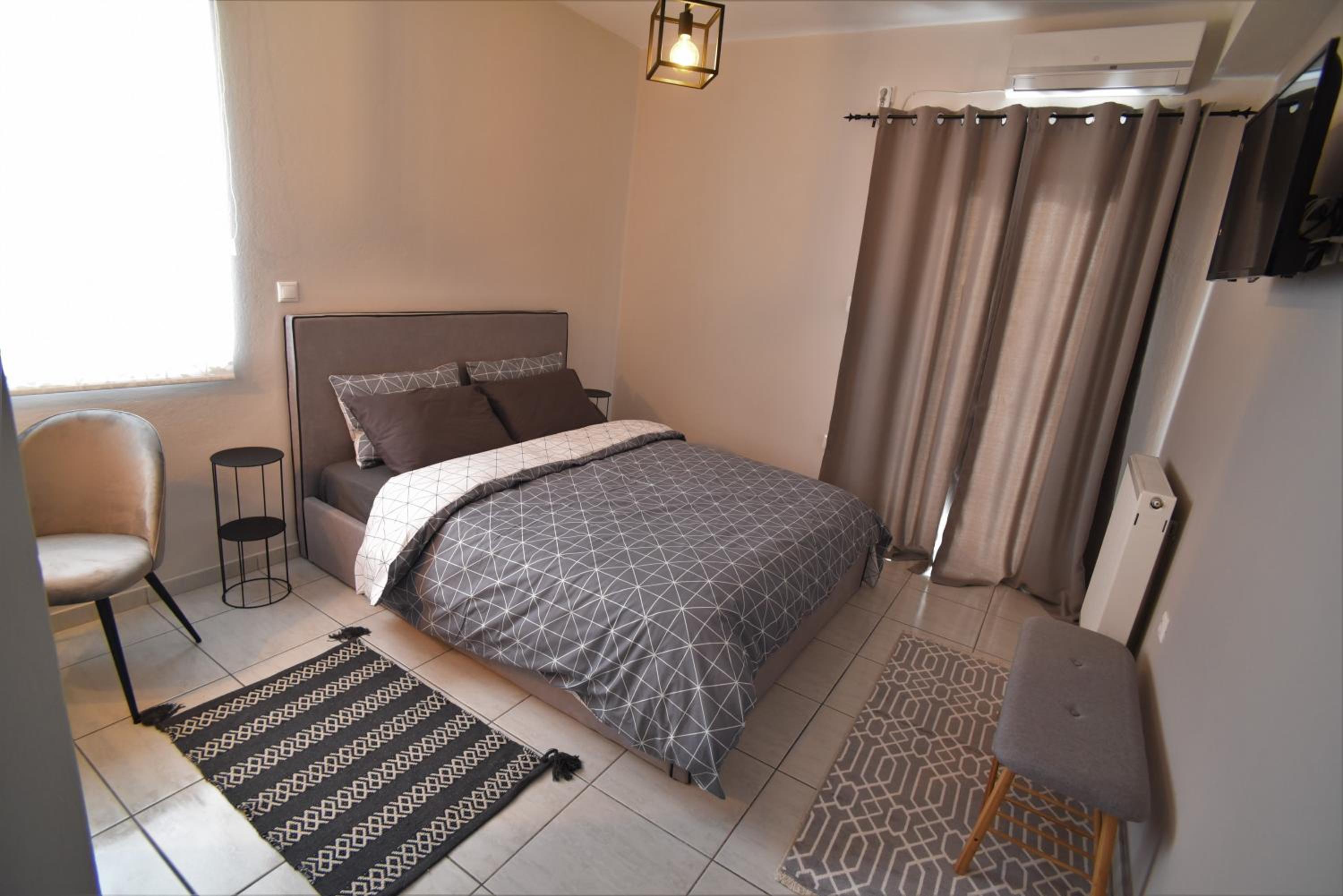 One-Bedroom Apartment - Photo 1