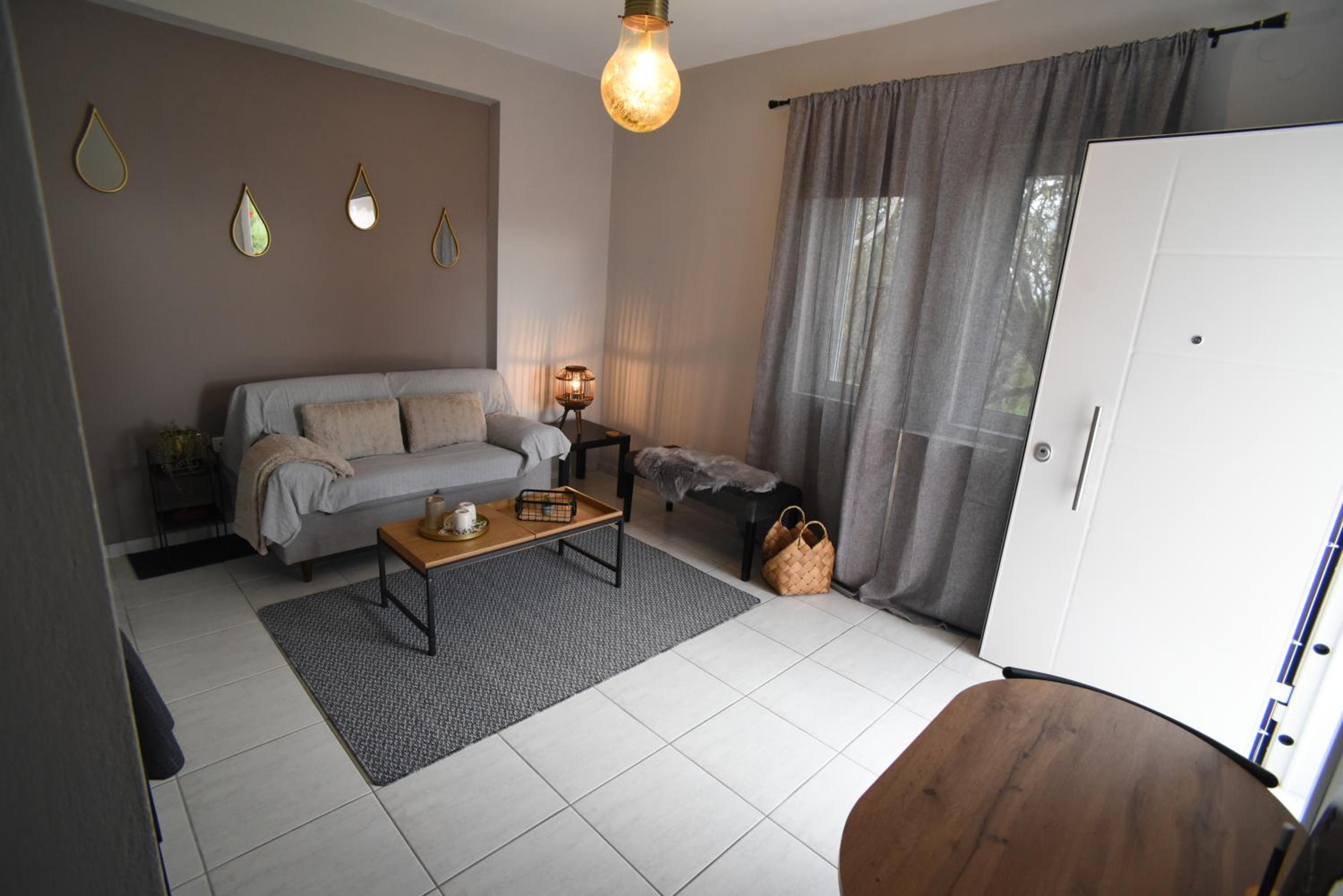 One-Bedroom Apartment - Photo 11