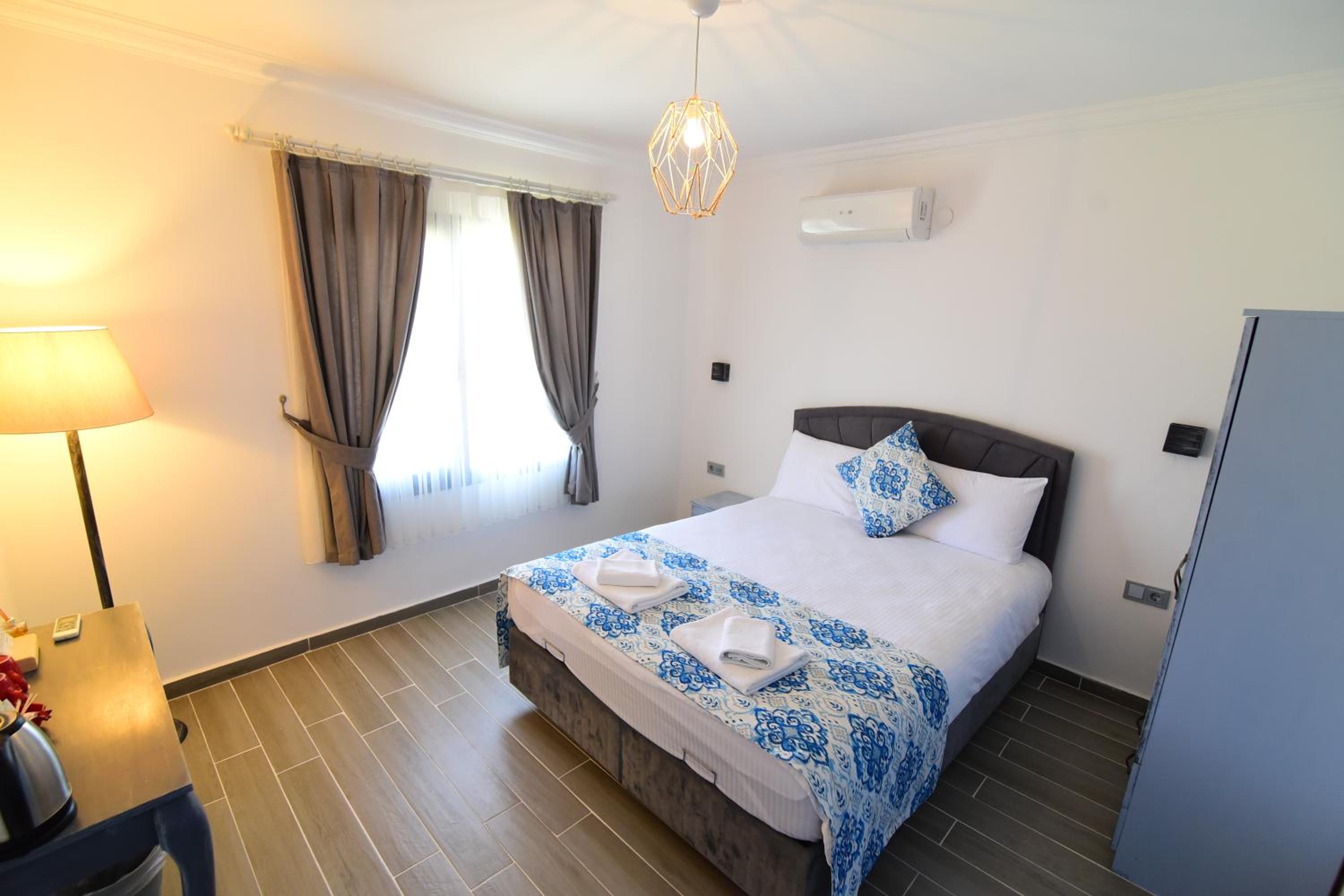 Standard Queen Room photo 1