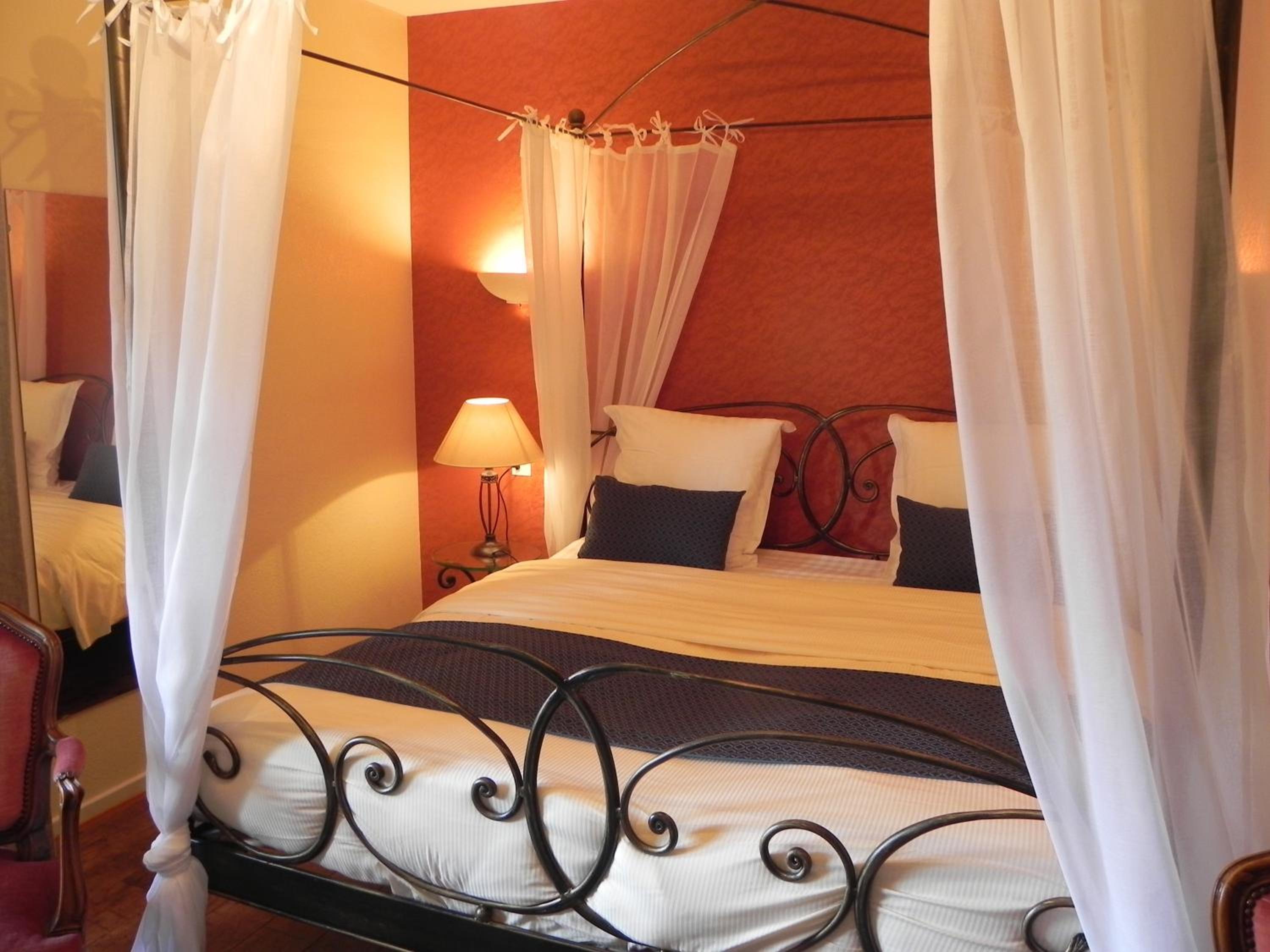 Double Room with Four Poster Bed photo 2