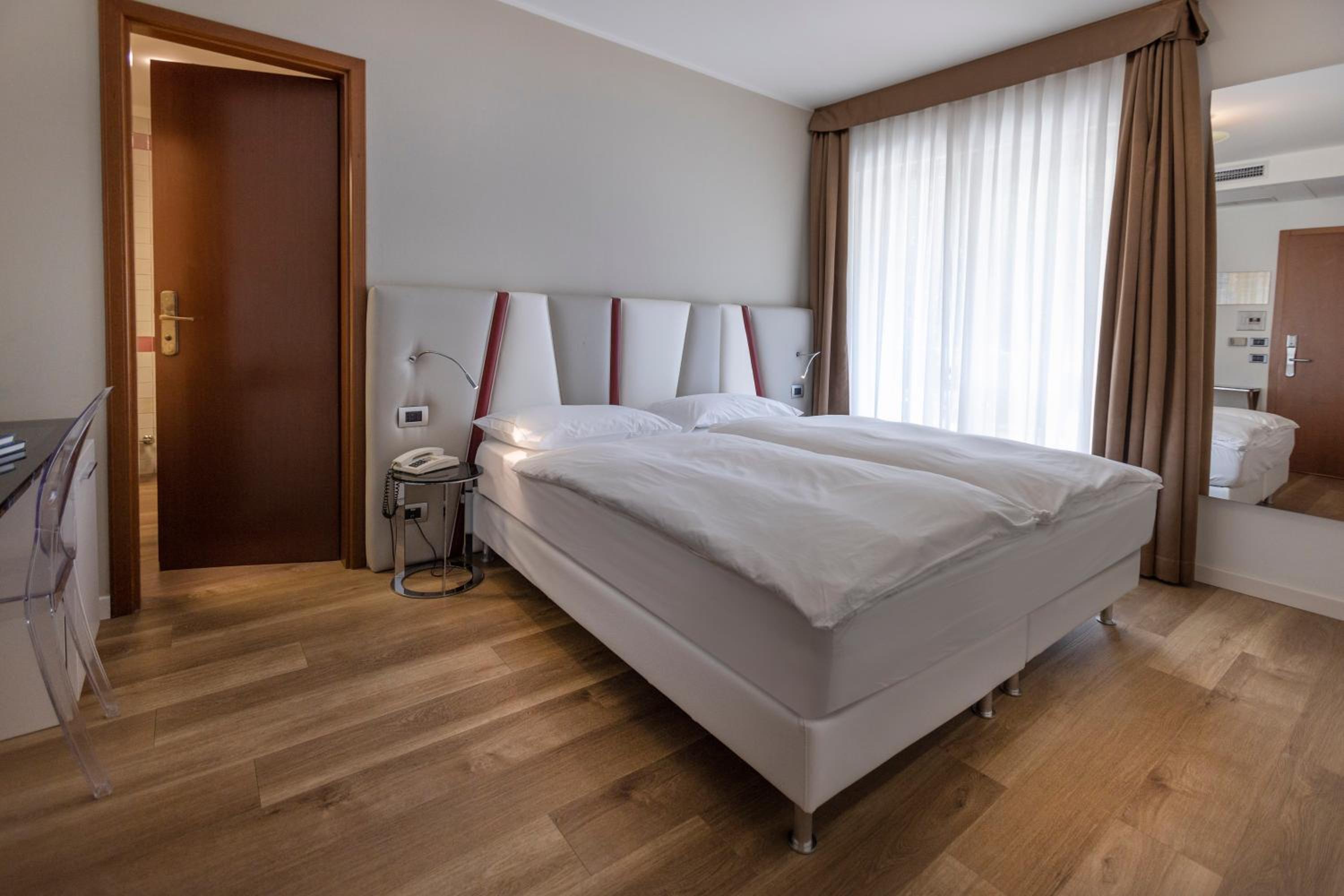 Superior Double or Twin Room with Balcony and Mountain View photo 2