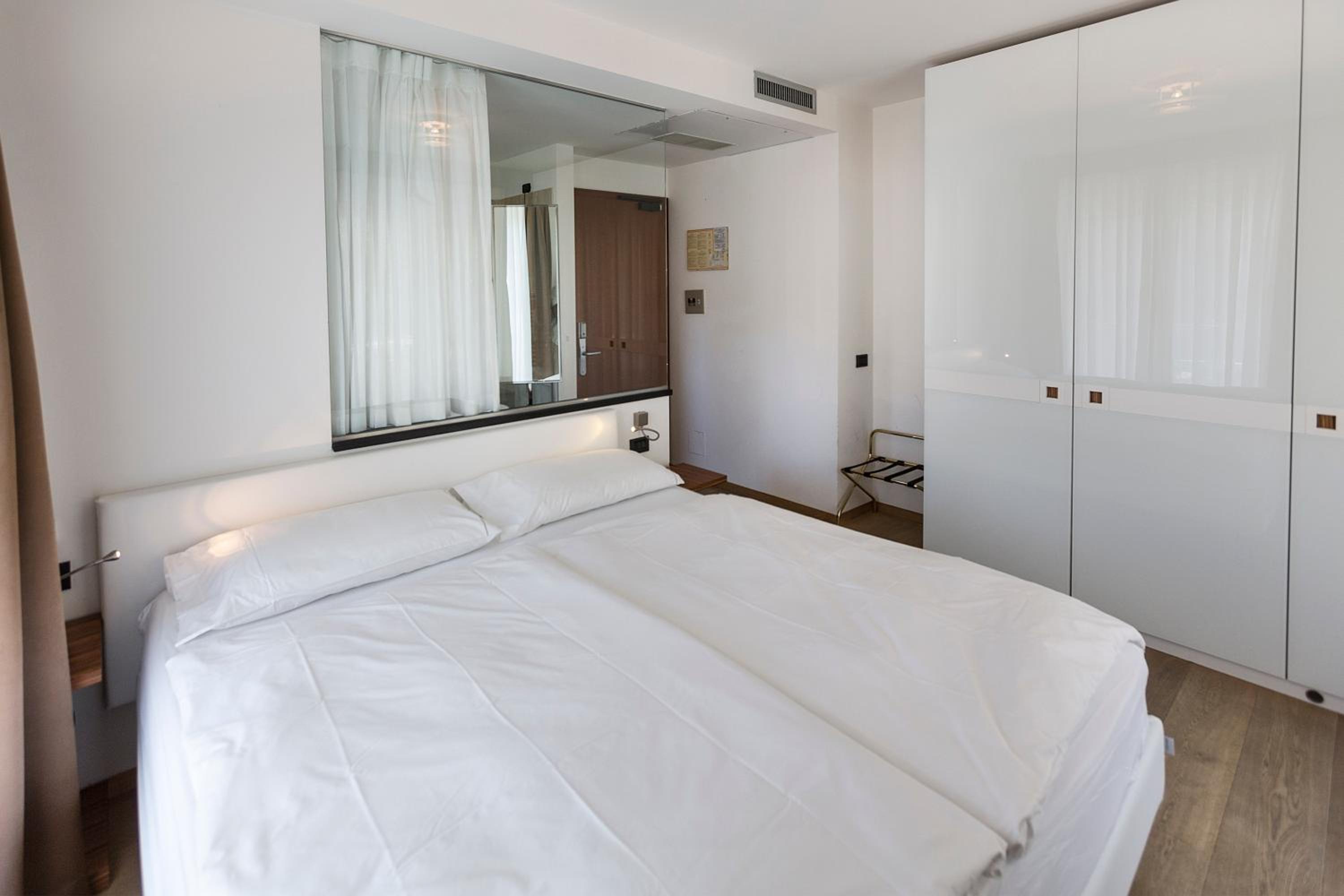 Superior Double or Twin Room with Balcony and Lateral Lake View photo 3