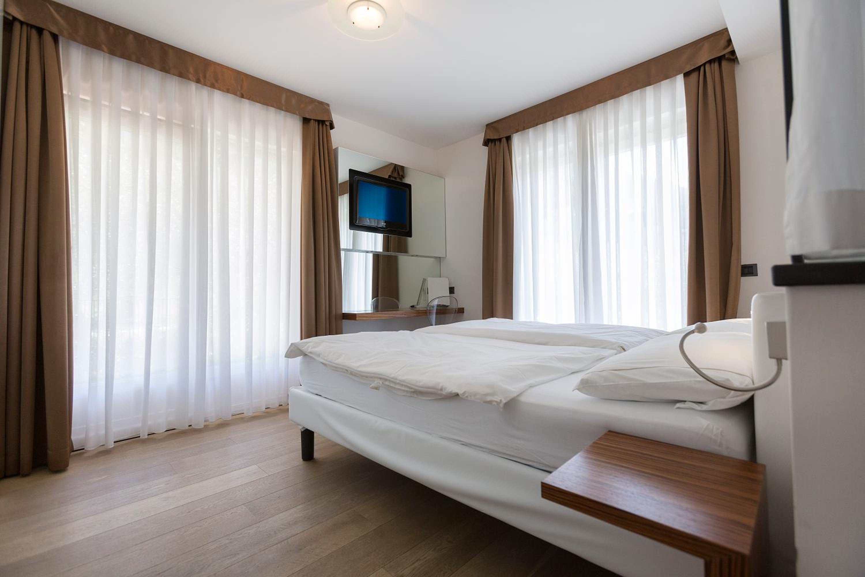 Superior Double or Twin Room with Balcony and Lateral Lake View photo 2