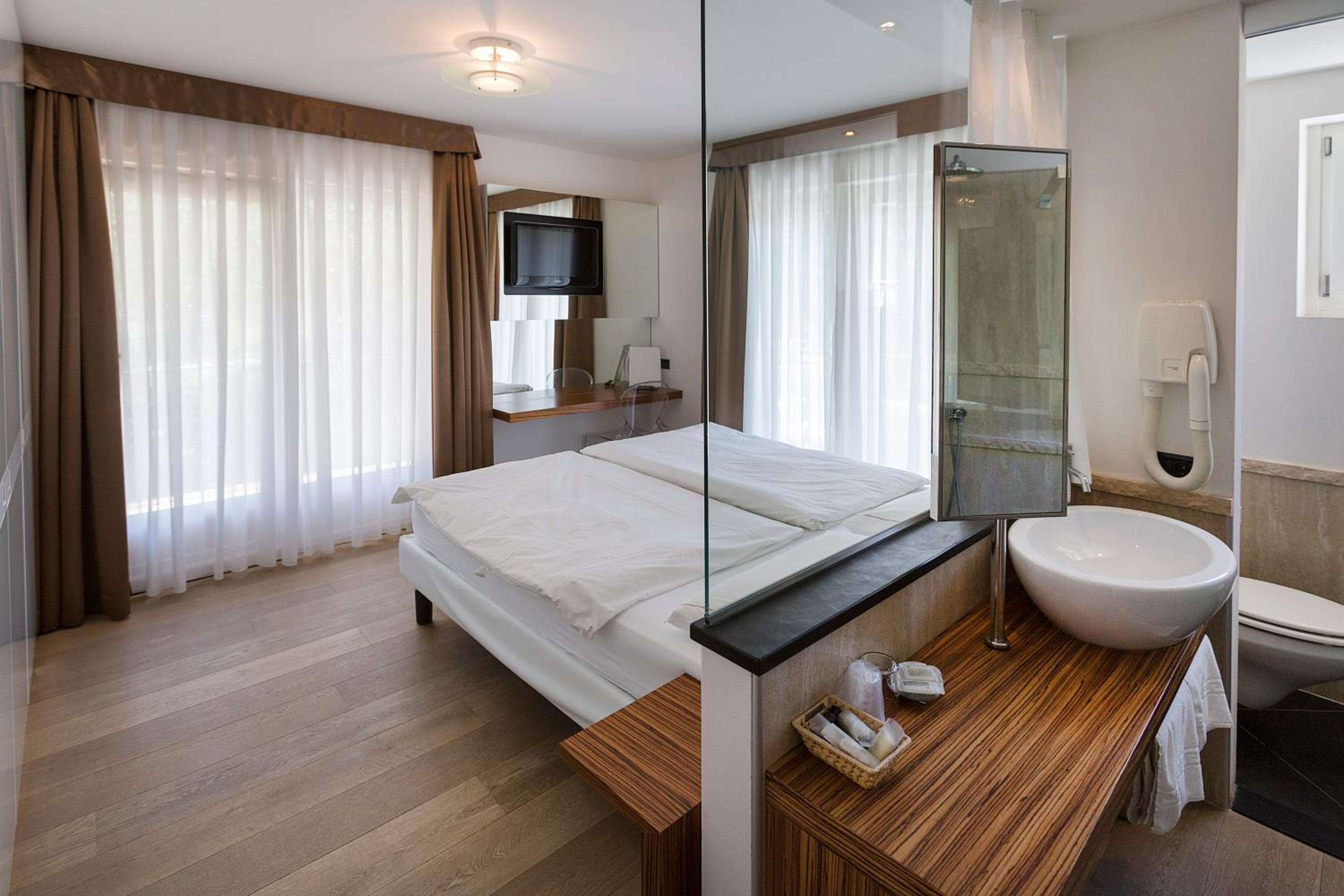 Superior Double or Twin Room with Balcony and Lateral Lake View