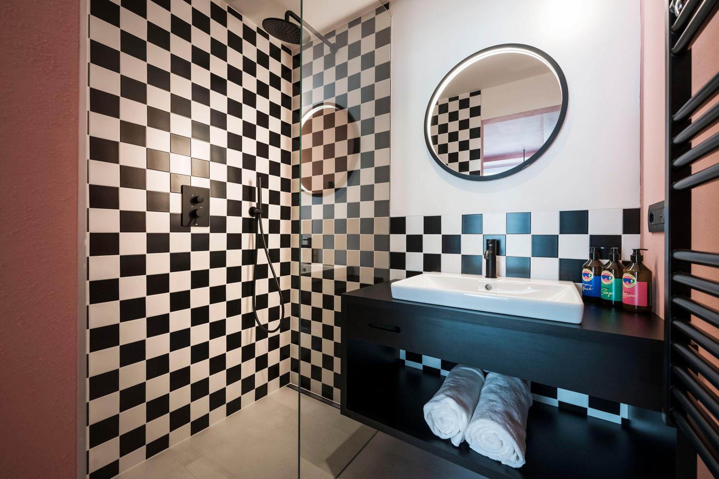 Deluxe Double Room with Balcony - Photo 4