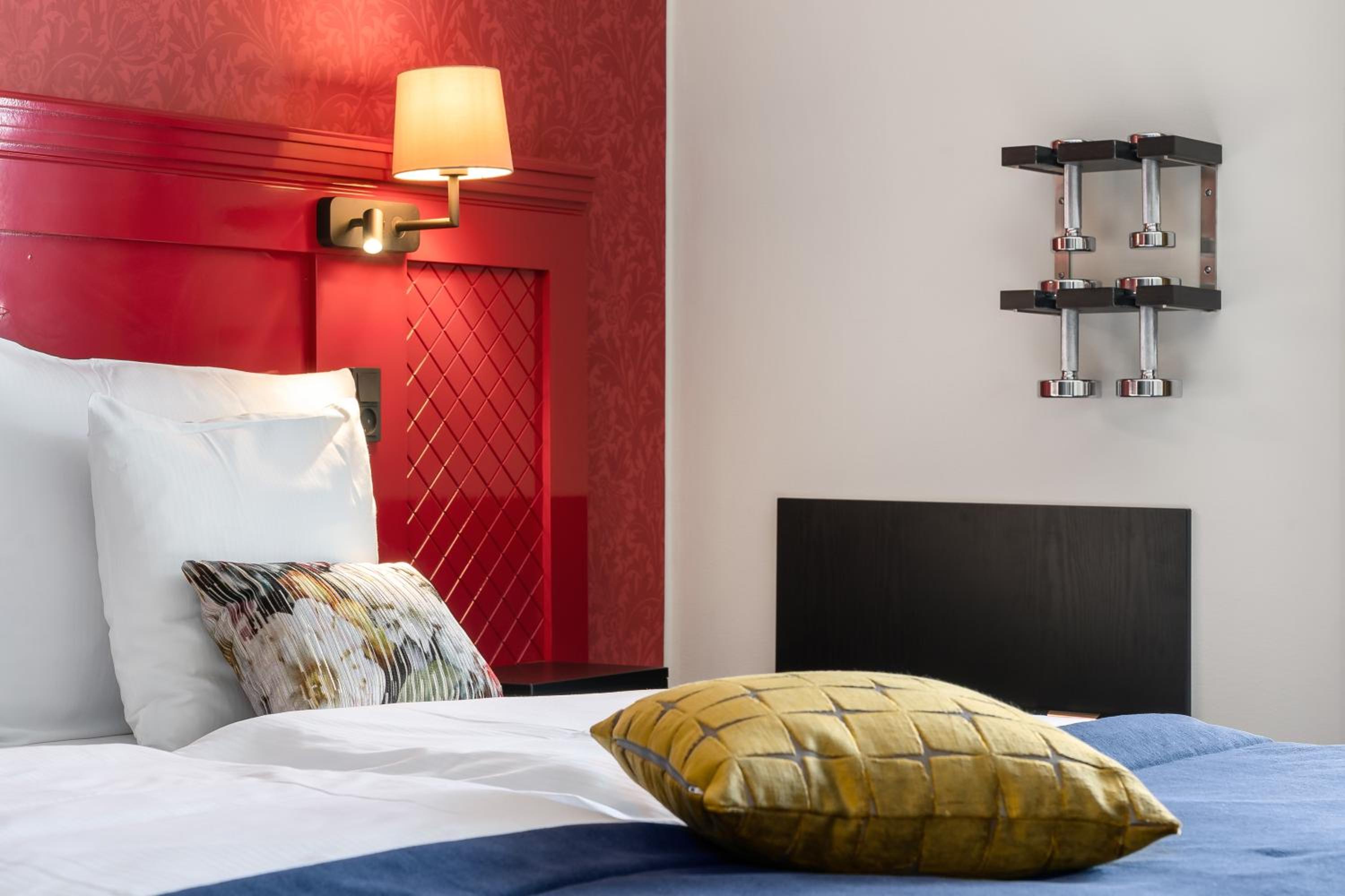 Deluxe King Room - Photo 9