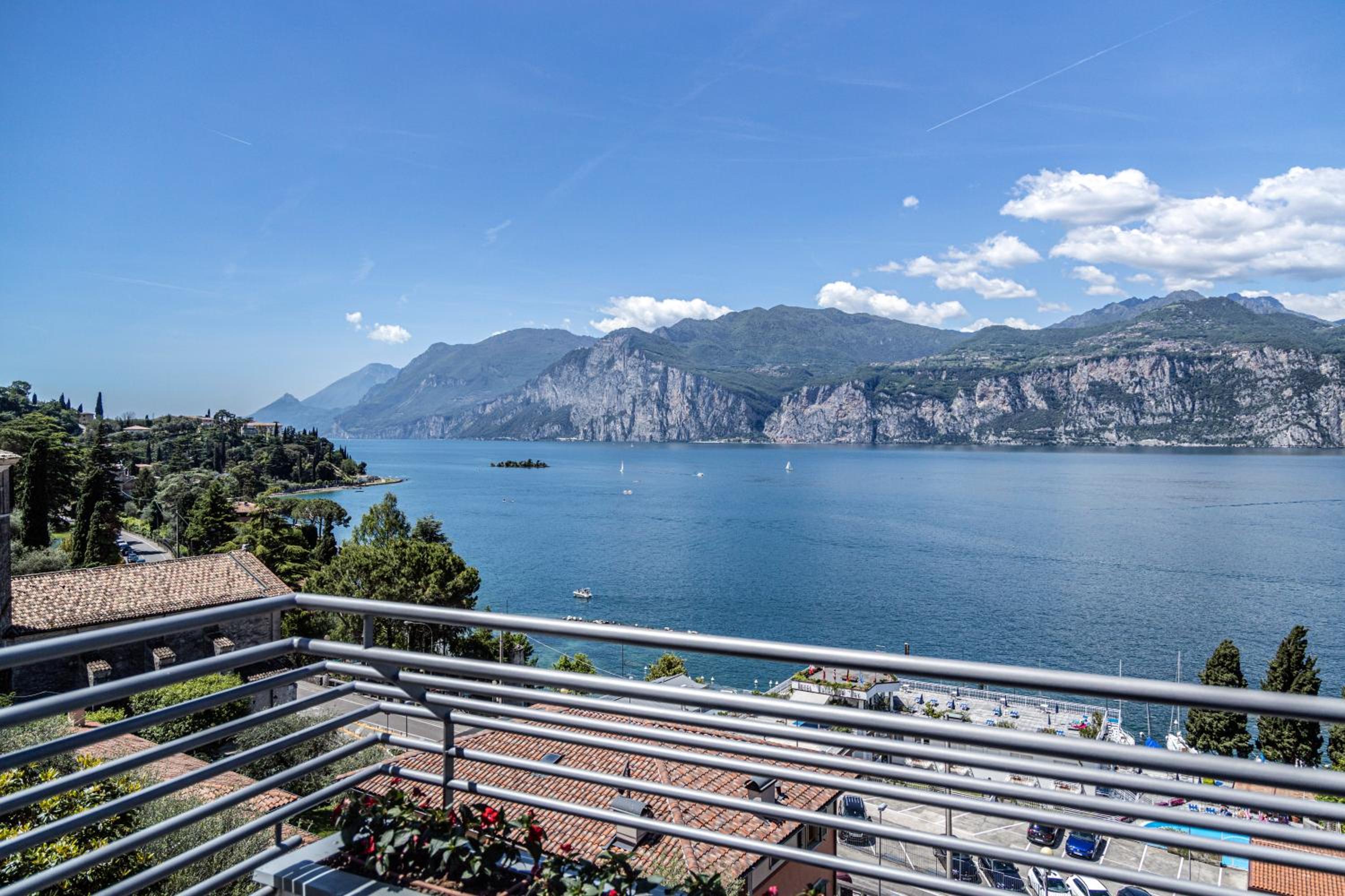 Superior Double or Twin Room with Balcony and Lake View, photo 6
