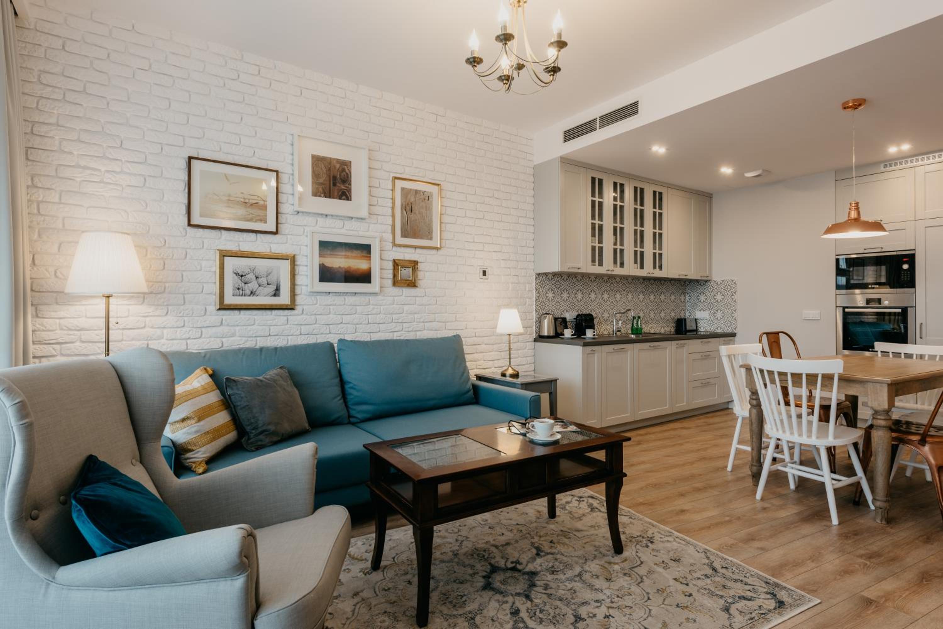 Deluxe One-Bedroom Apartment