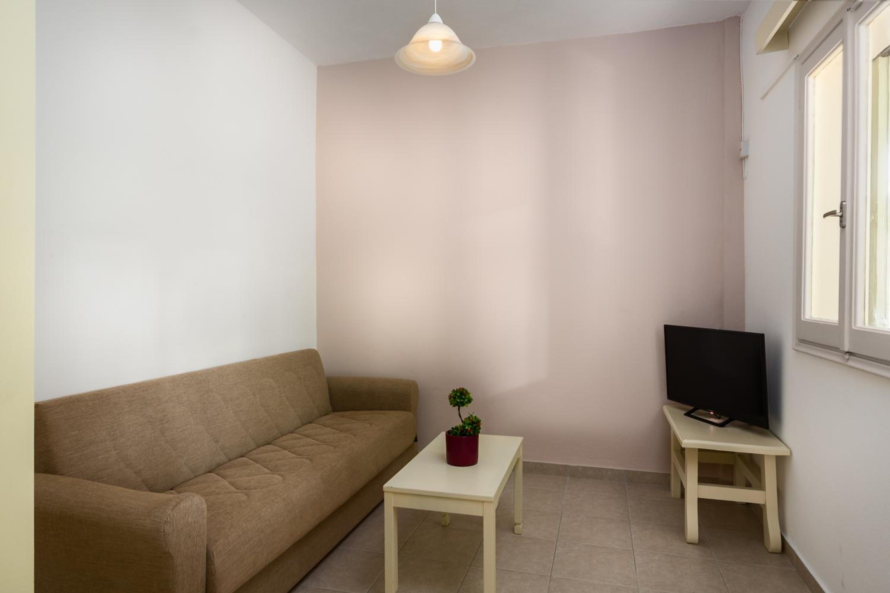 One-Bedroom Apartment - Photo 1