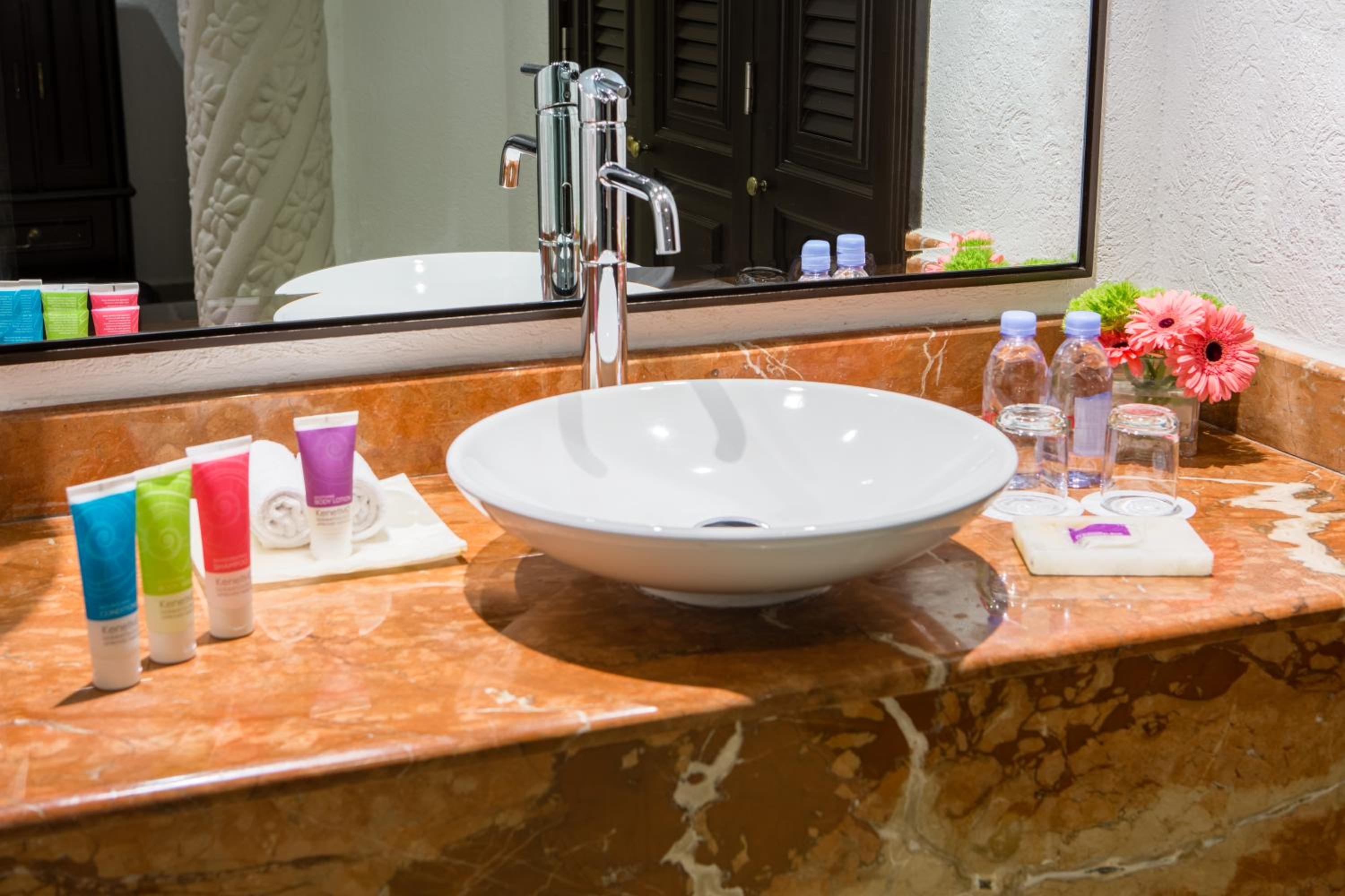 Junior King Suite with Ocean View - Photo 4