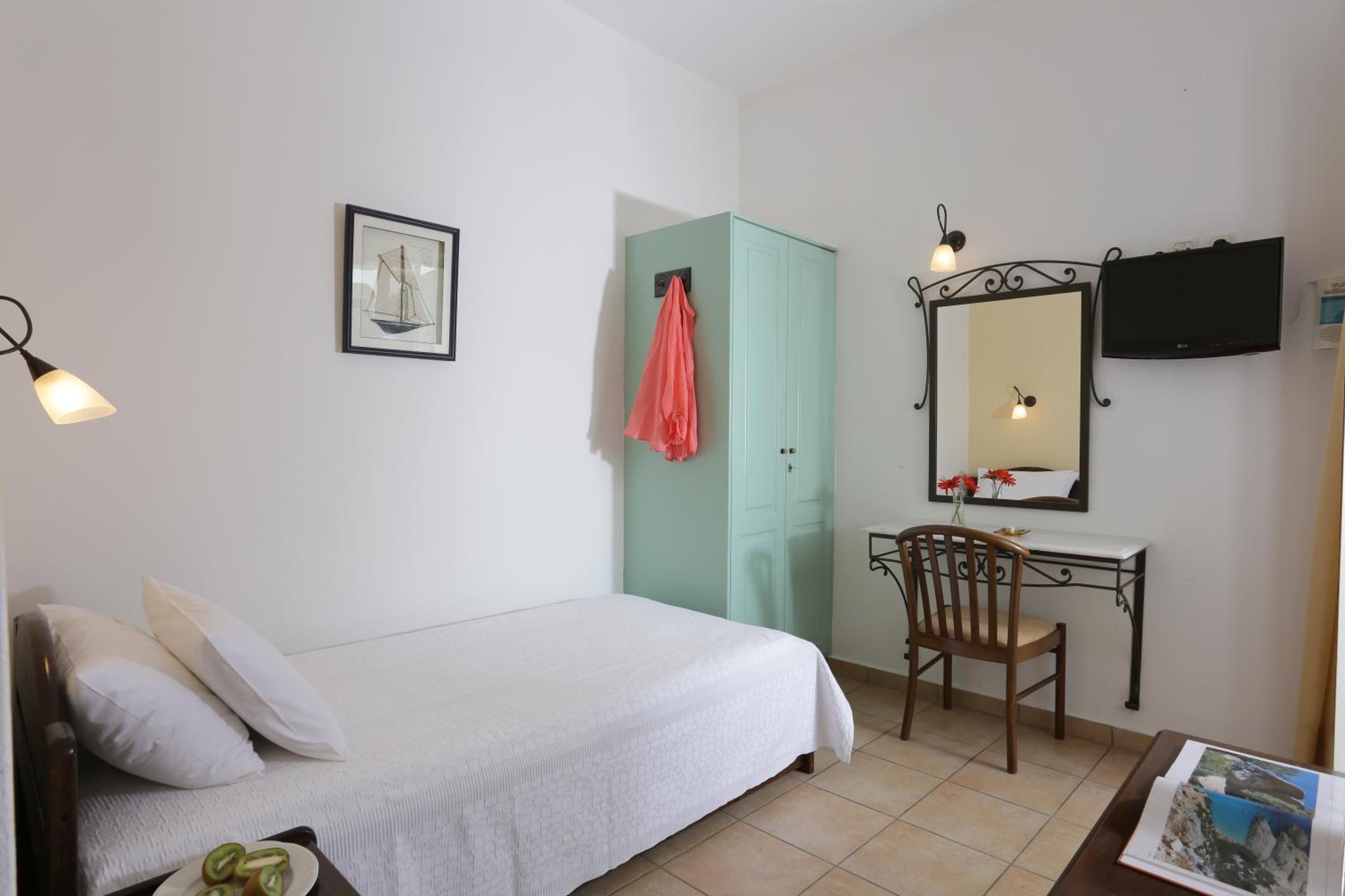 Small Double Room Garden View - Photo 3