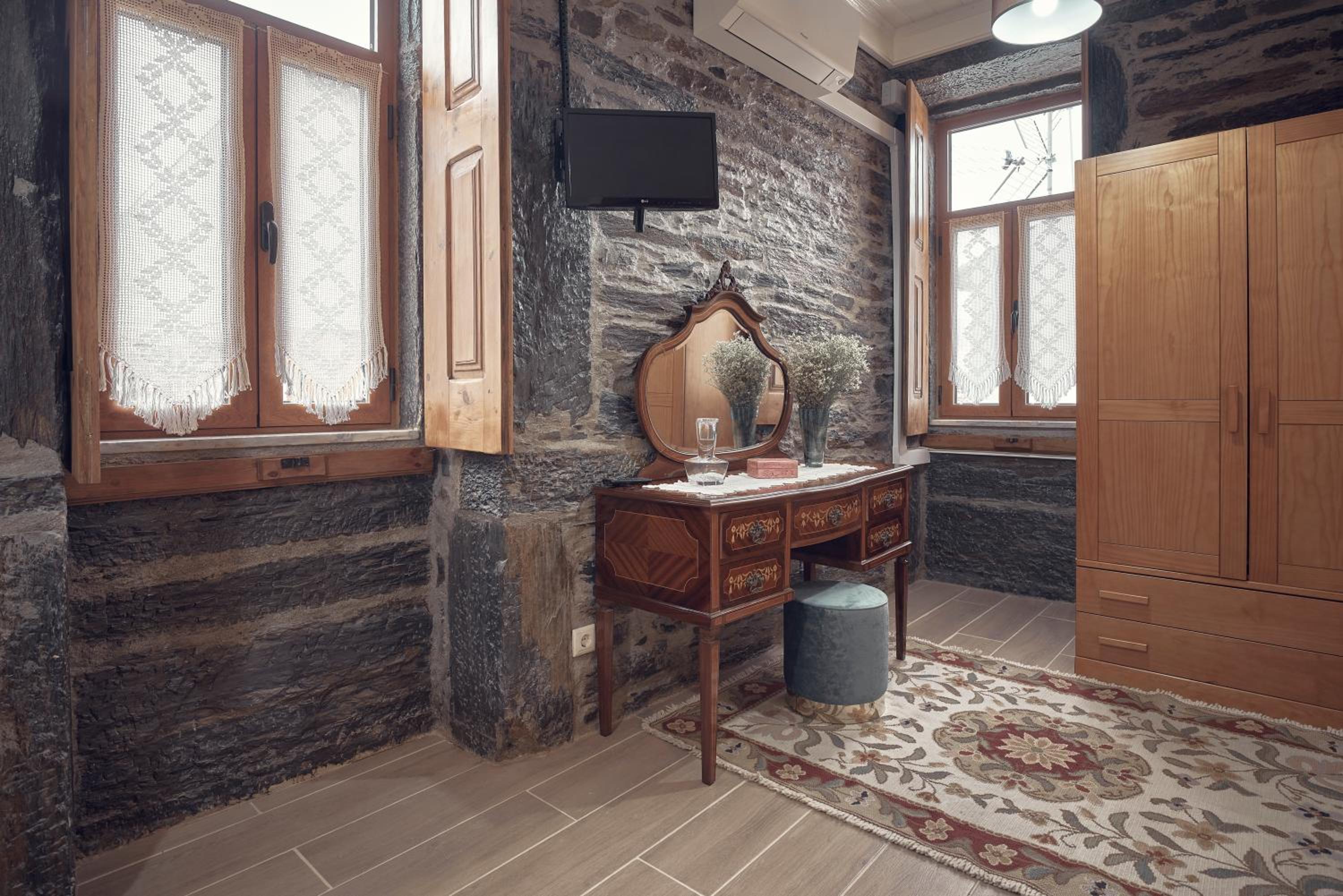 Two-Bedroom House - Photo 4