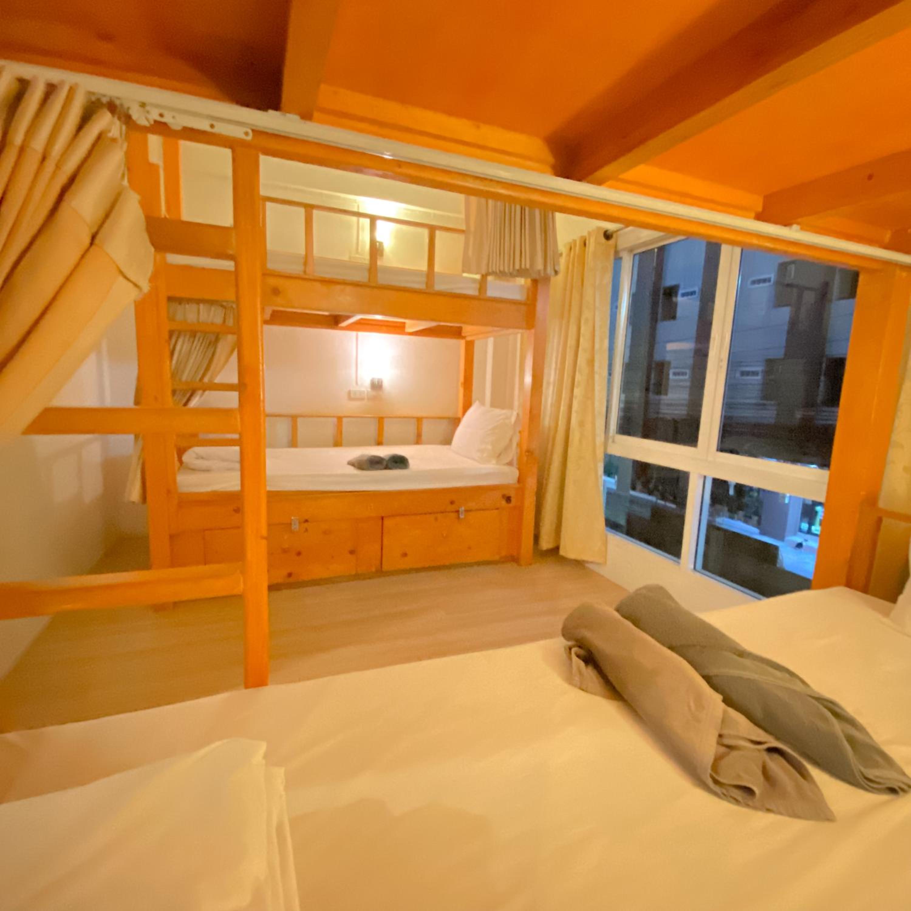 Quadruple Room with Private Bathroom - Photo 5