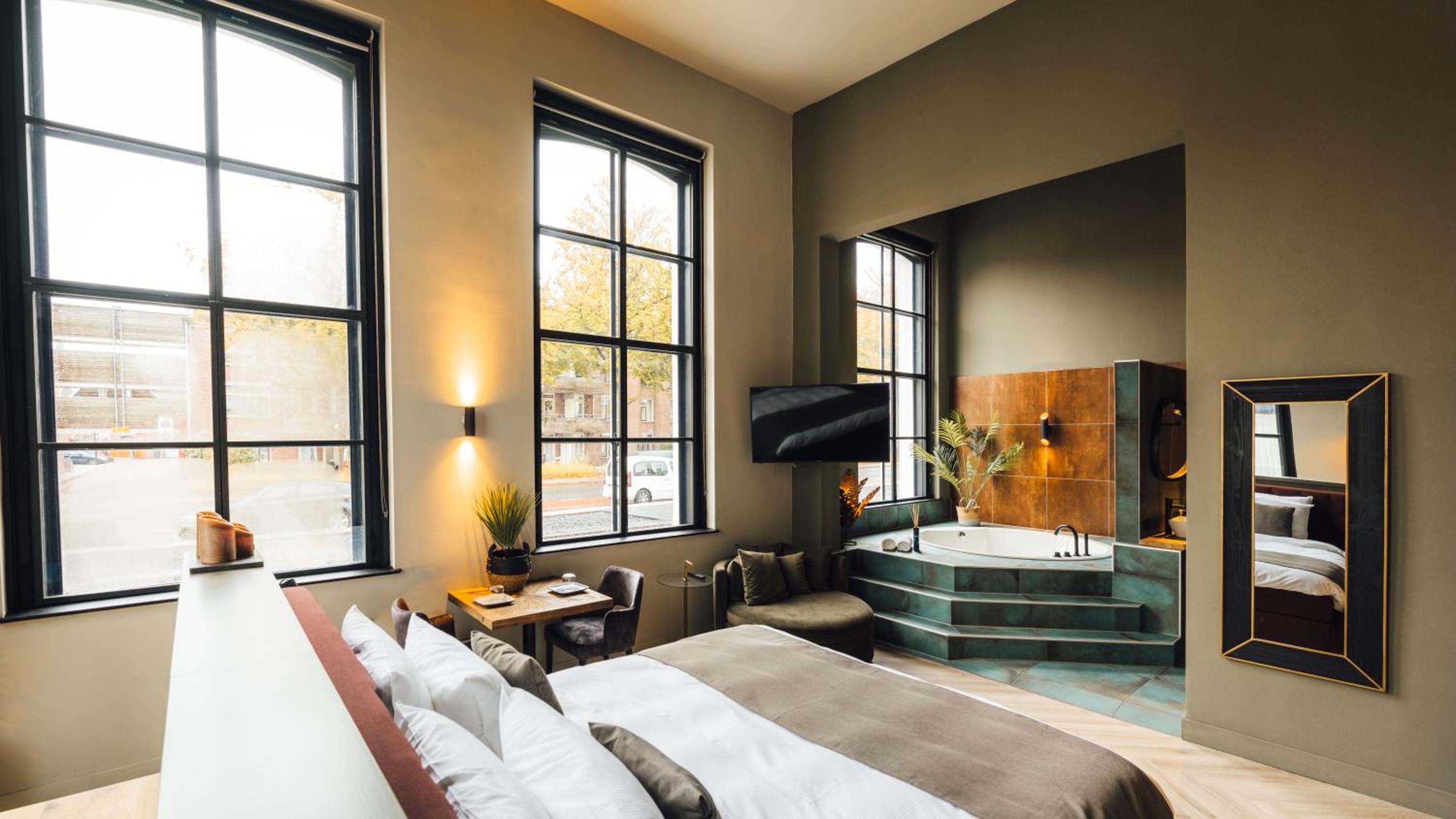 Deluxe King Suite - Photo 6