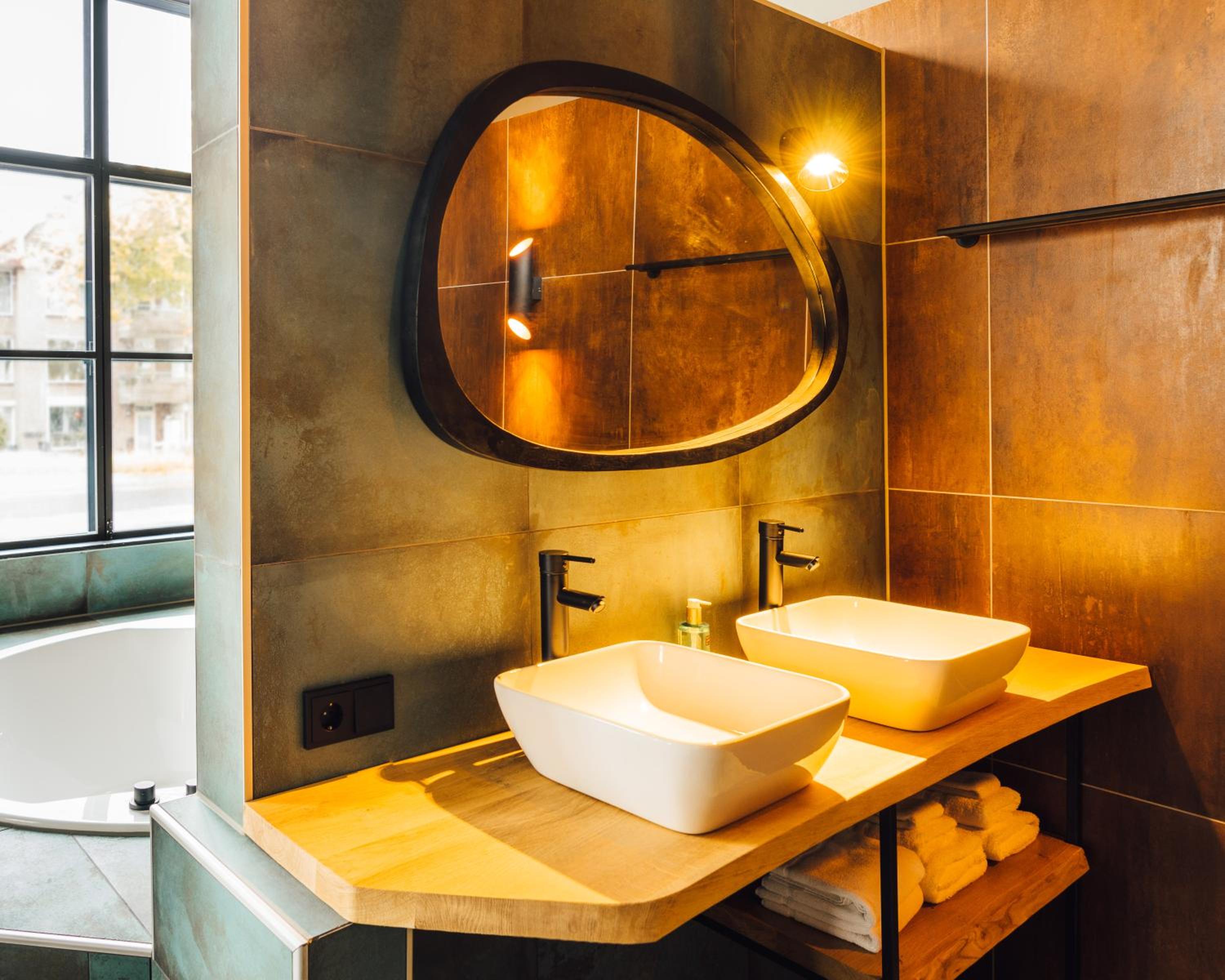 Deluxe King Suite - Photo 4