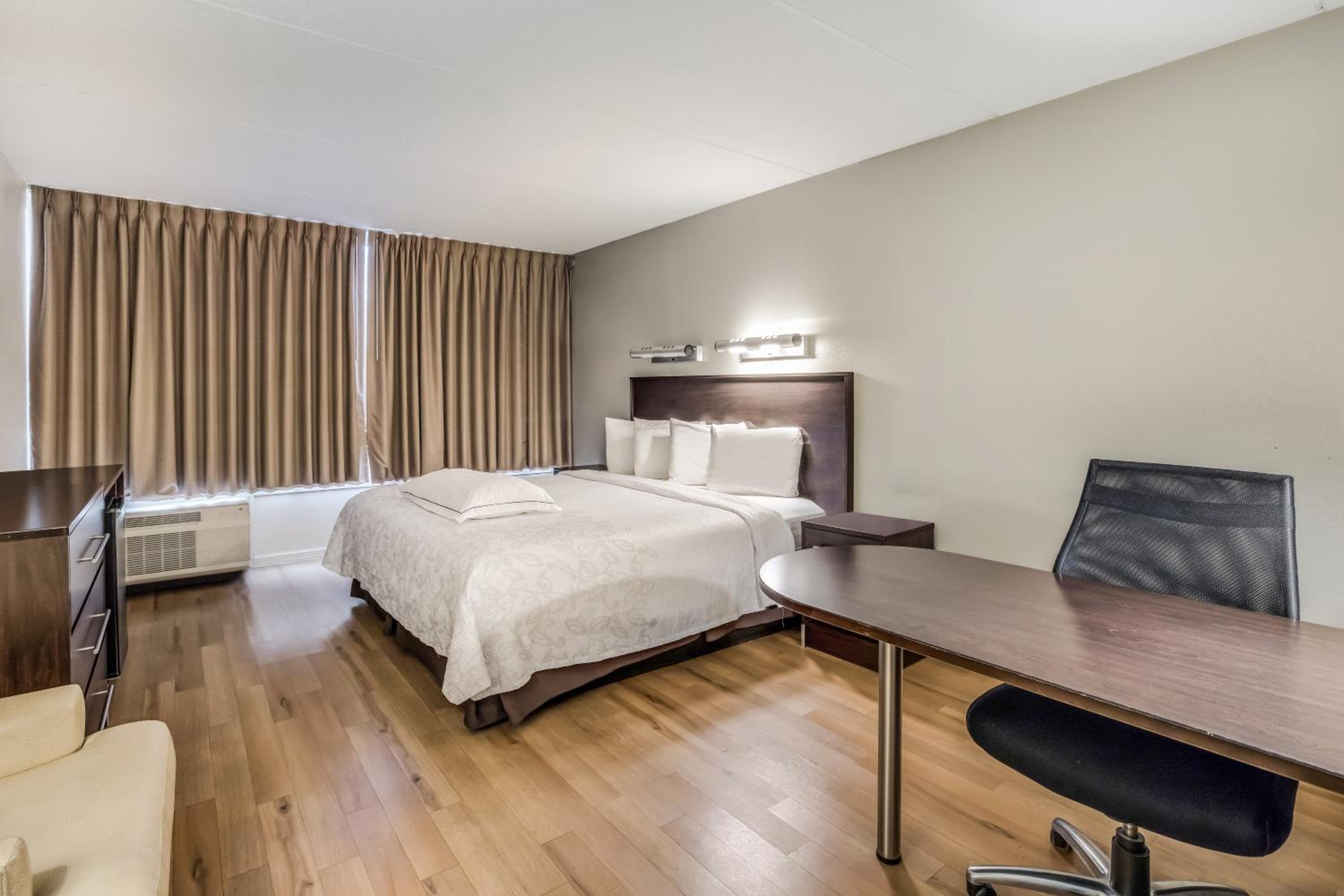  Premium King Room Disability Access Smoke Free (Upgraded Bedding and Snack Box) - Photo 4