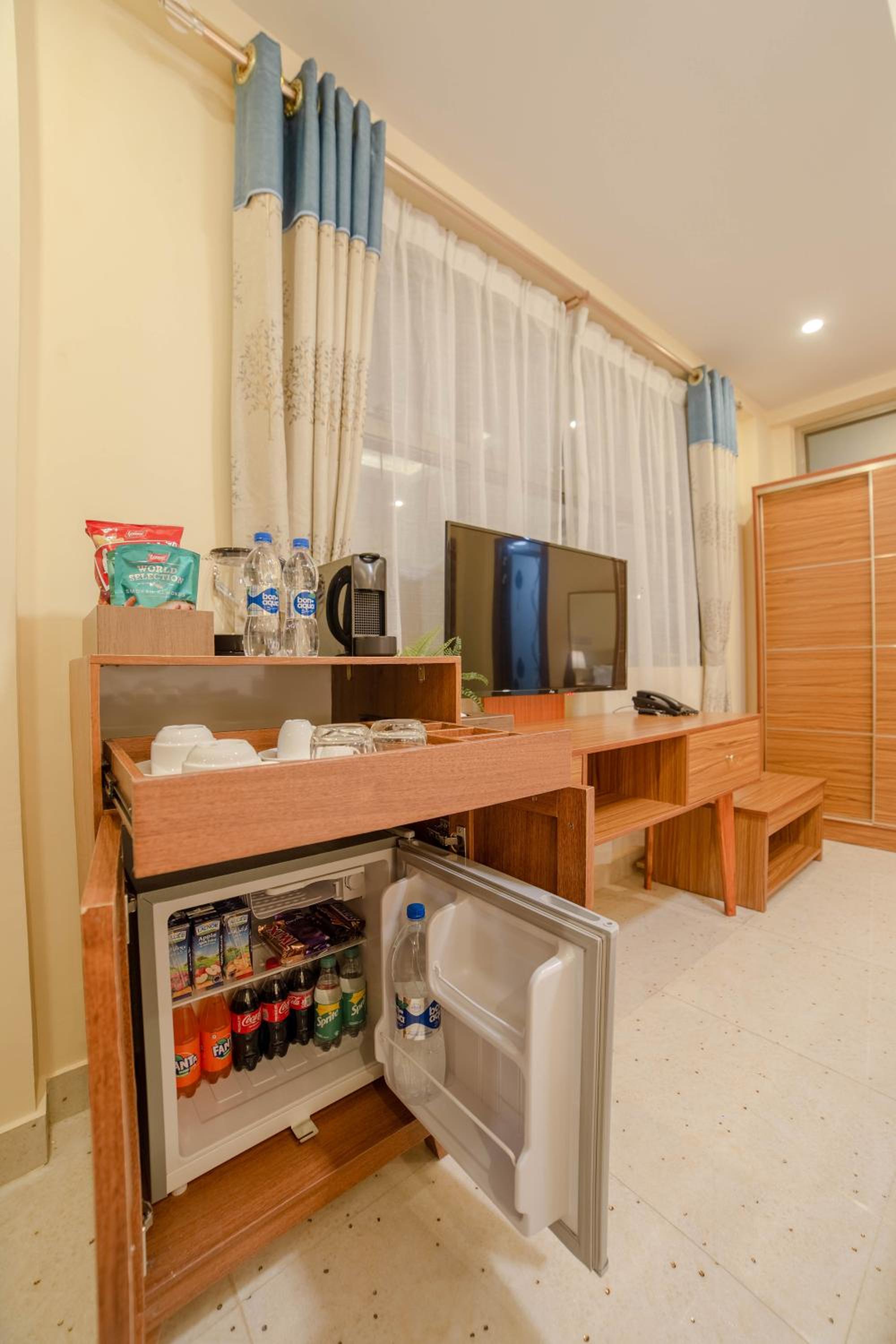 Deluxe Queen Room with Sea View & Balcony (Free Return Airport Transfer)