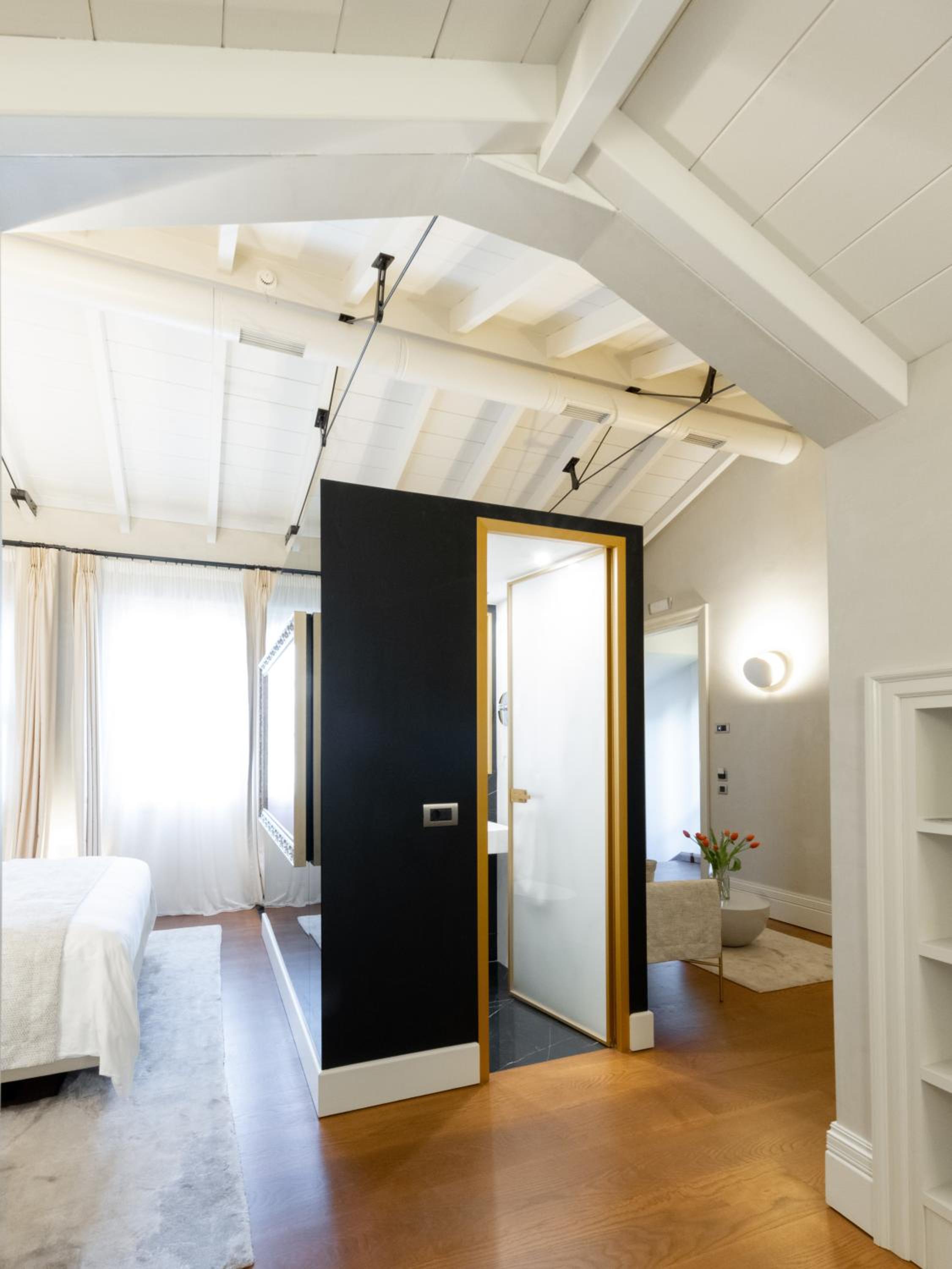 Deluxe Queen Suite - Photo 6