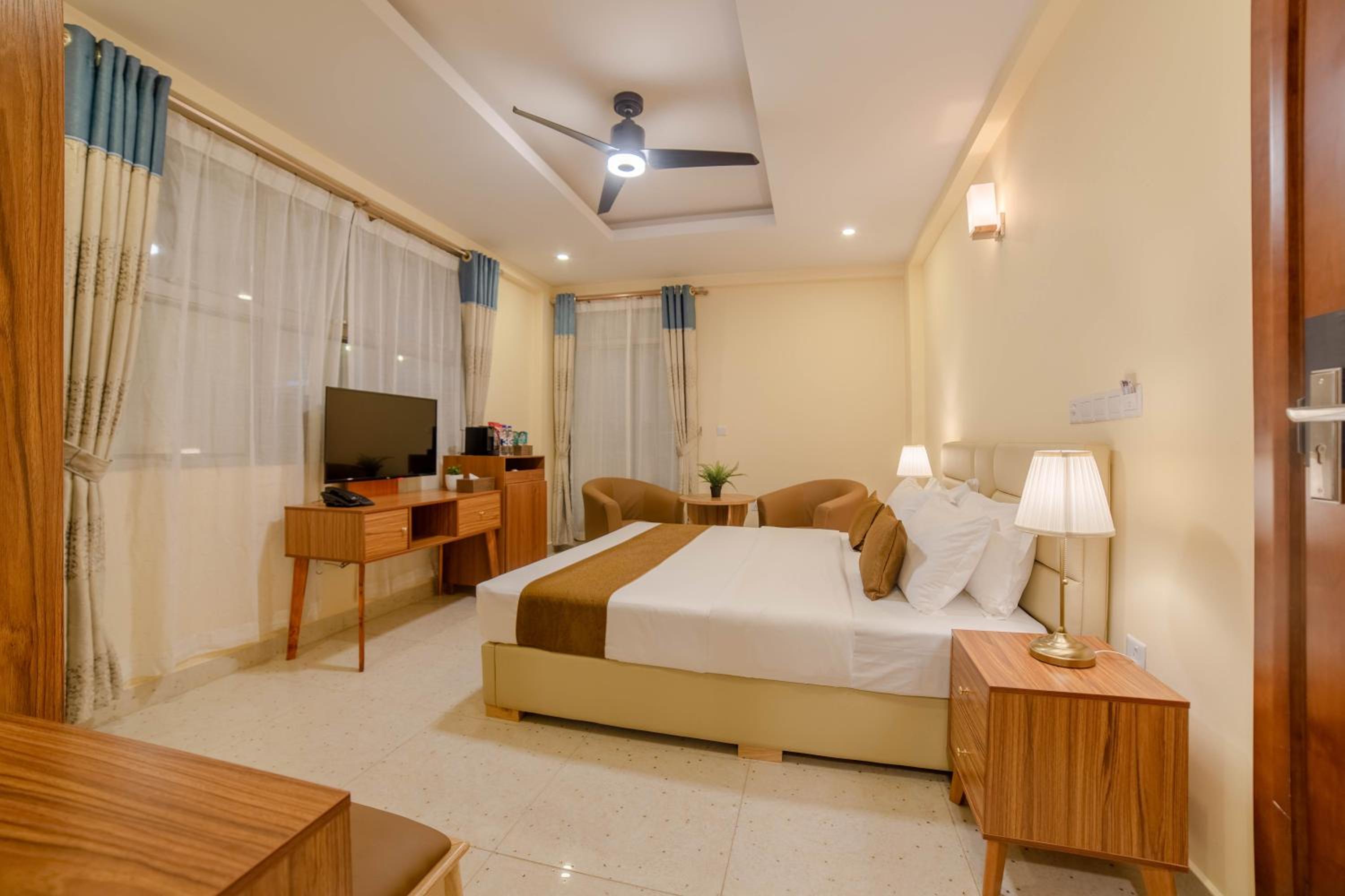 Deluxe King Room with Partial Sea View & Balcony (Free Return Airport Transfer)