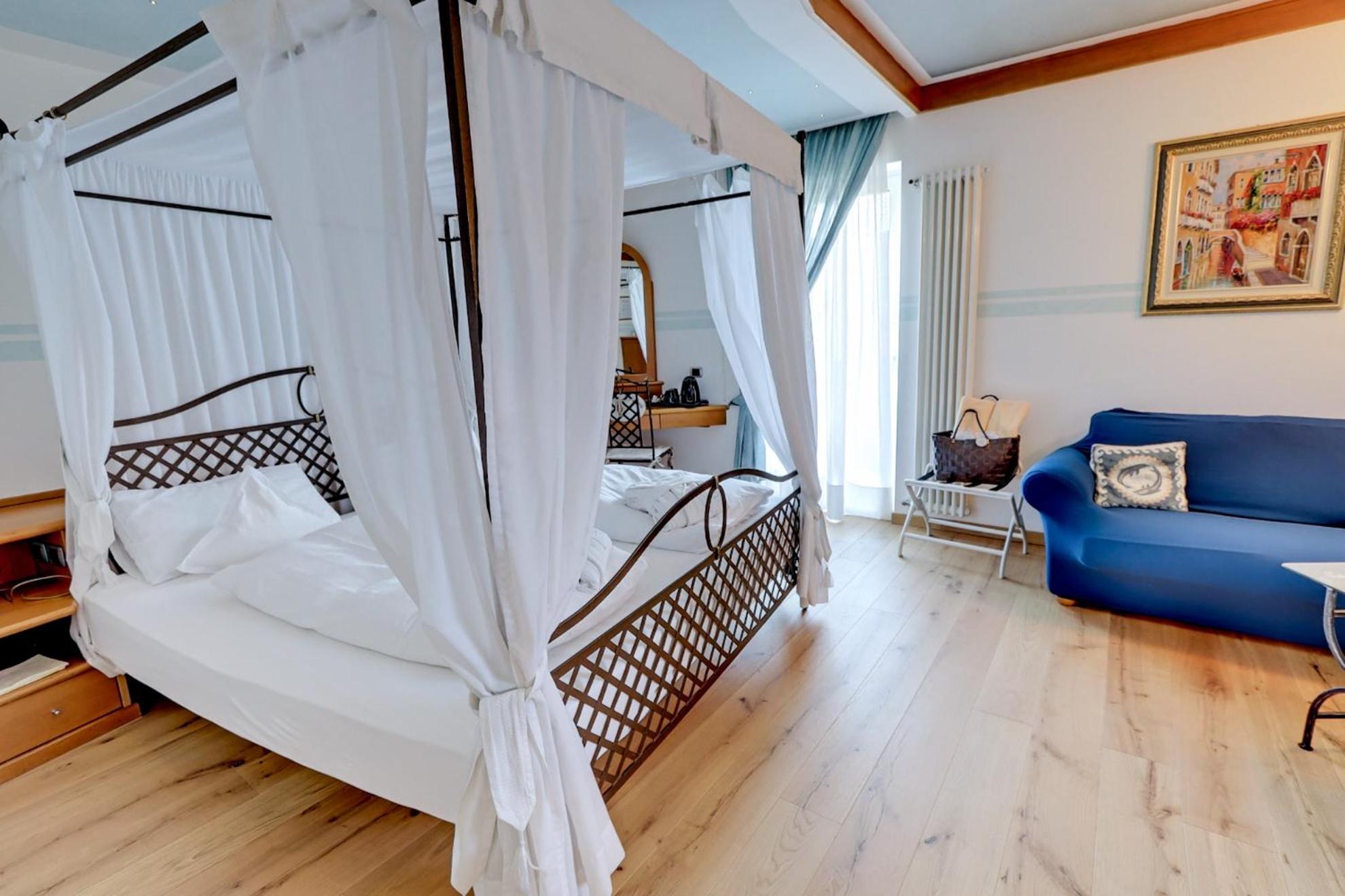 Suite with Hot Tub