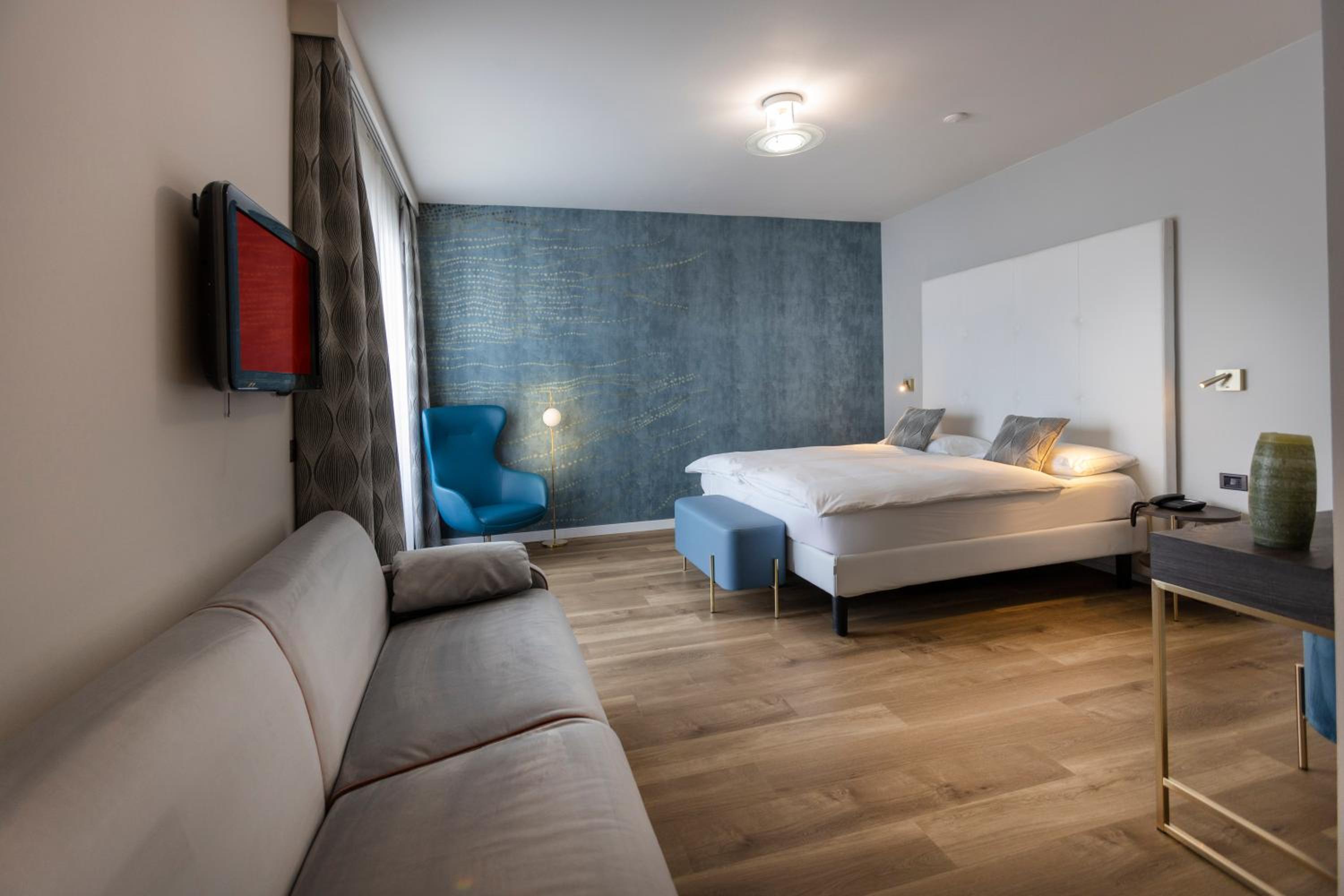 Executive Room with Balcony and Lateral Lake View