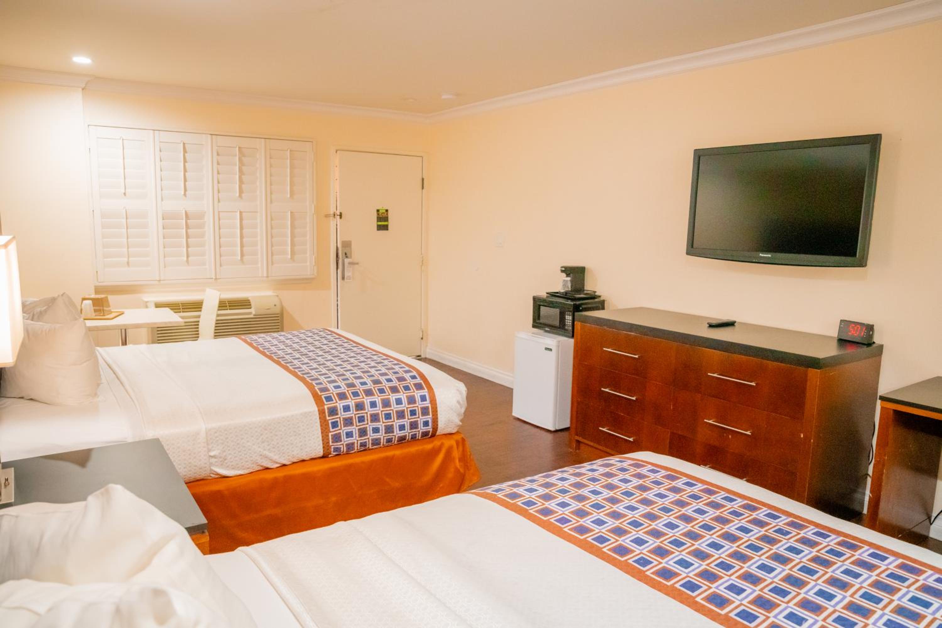 Queen Room with Two Queen Beds - Non-Smoking - Photo 9