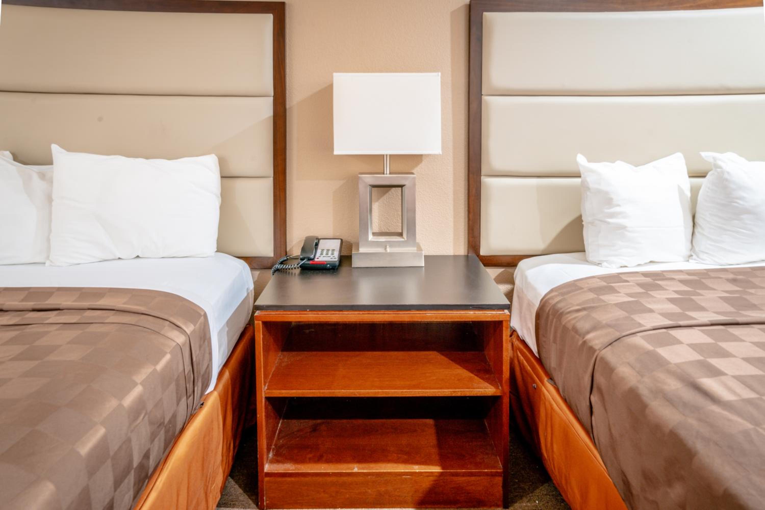 Queen Room with Two Queen Beds - Non-Smoking - Photo 13