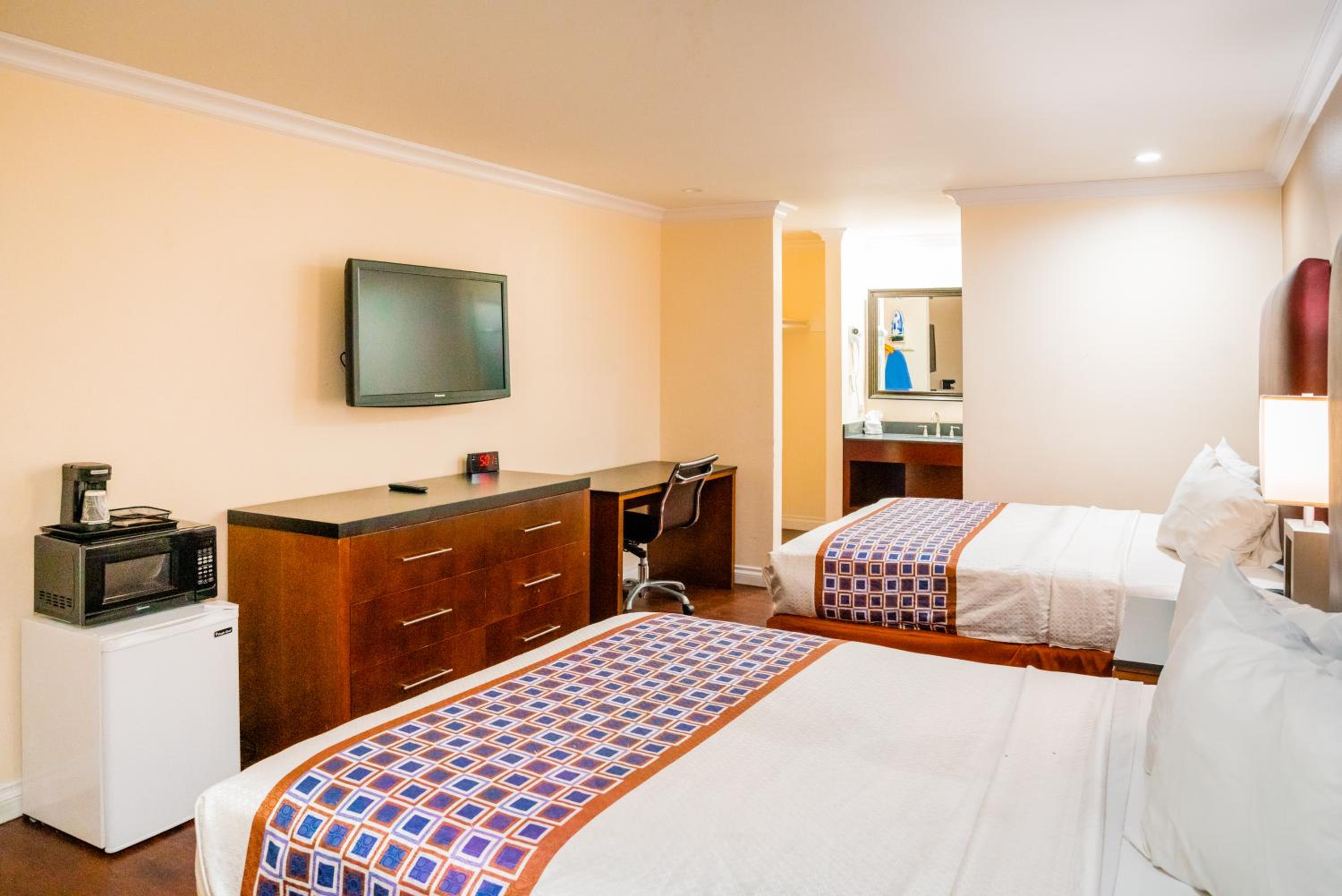 Queen Room with Two Queen Beds - Non-Smoking - Photo 12