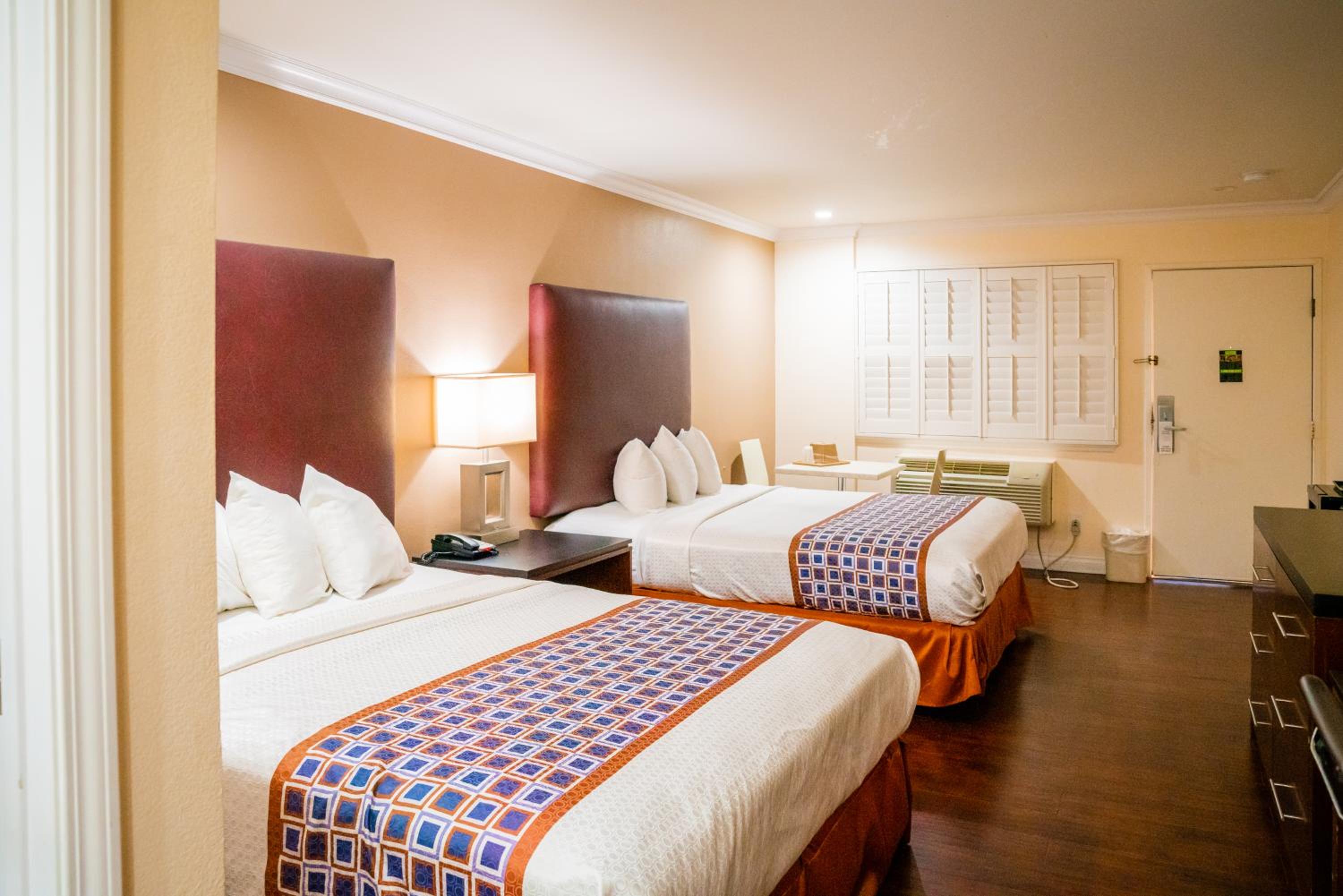 Queen Room with Two Queen Beds - Non-Smoking - Photo 2