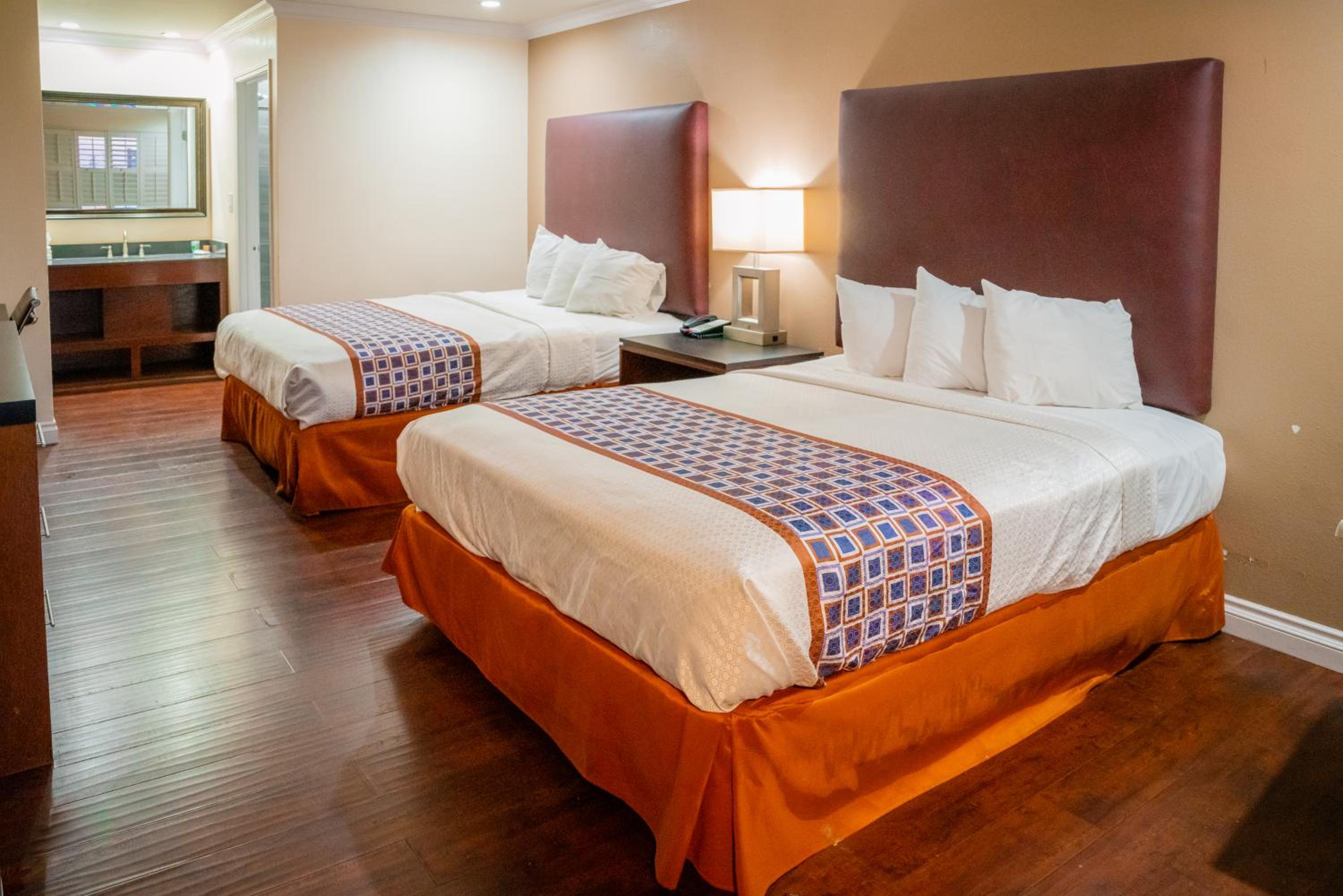 Queen Room with Two Queen Beds - Non-Smoking - Photo 14