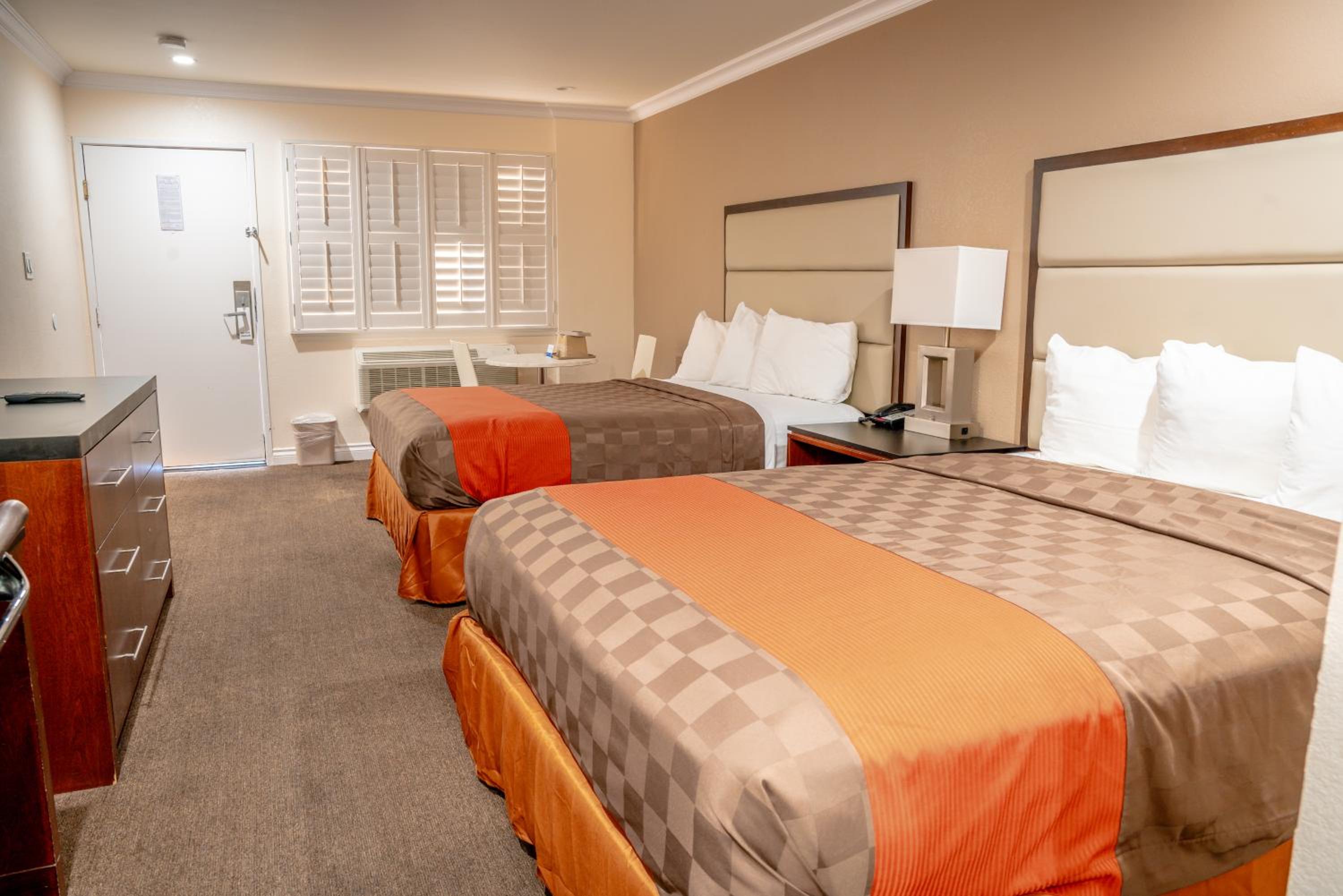 Queen Room with Two Queen Beds - Non-Smoking - Photo 1
