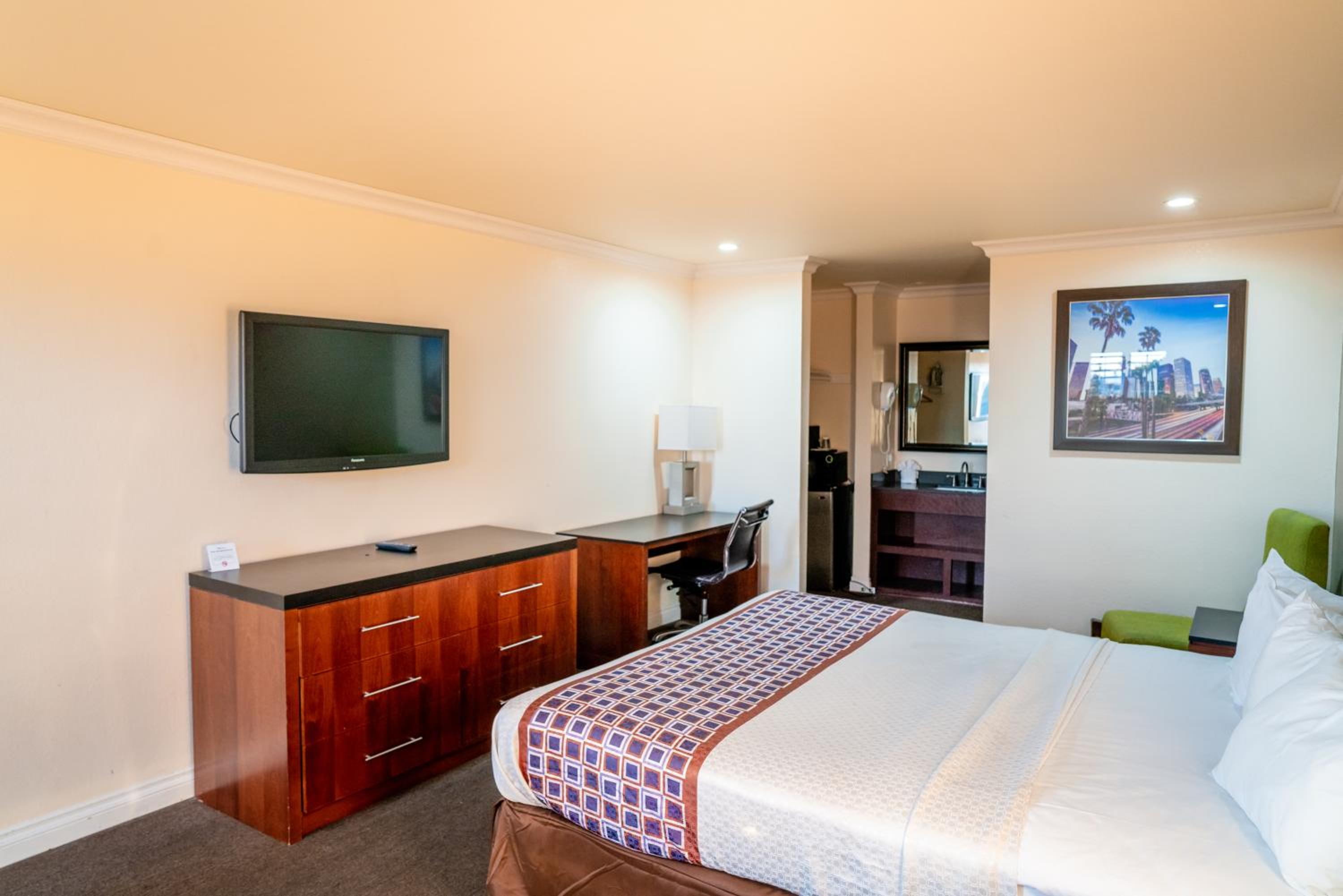 Standard King Room - Non-Smoking  - Photo 1