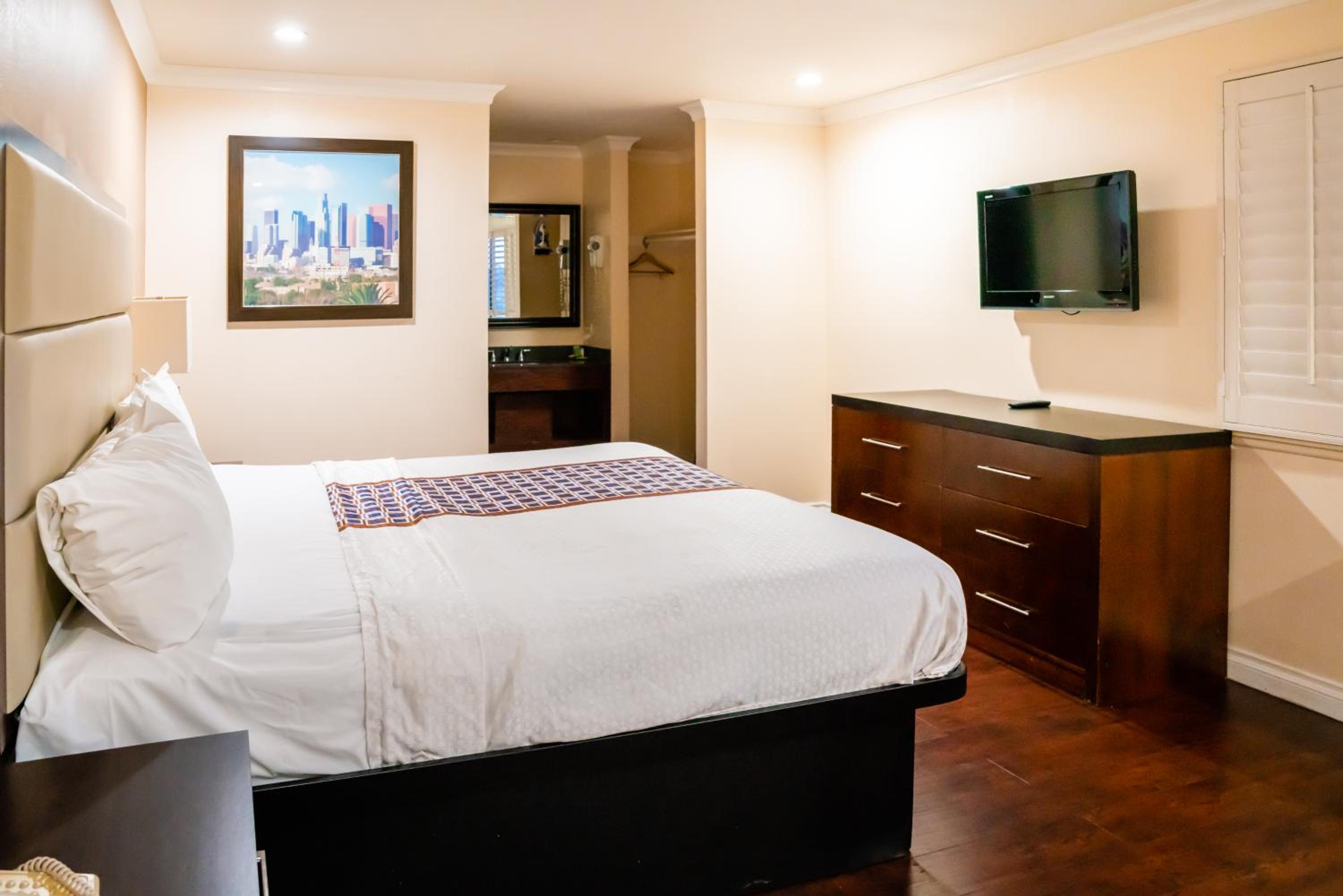 Standard King Room - Non-Smoking  - Photo 8