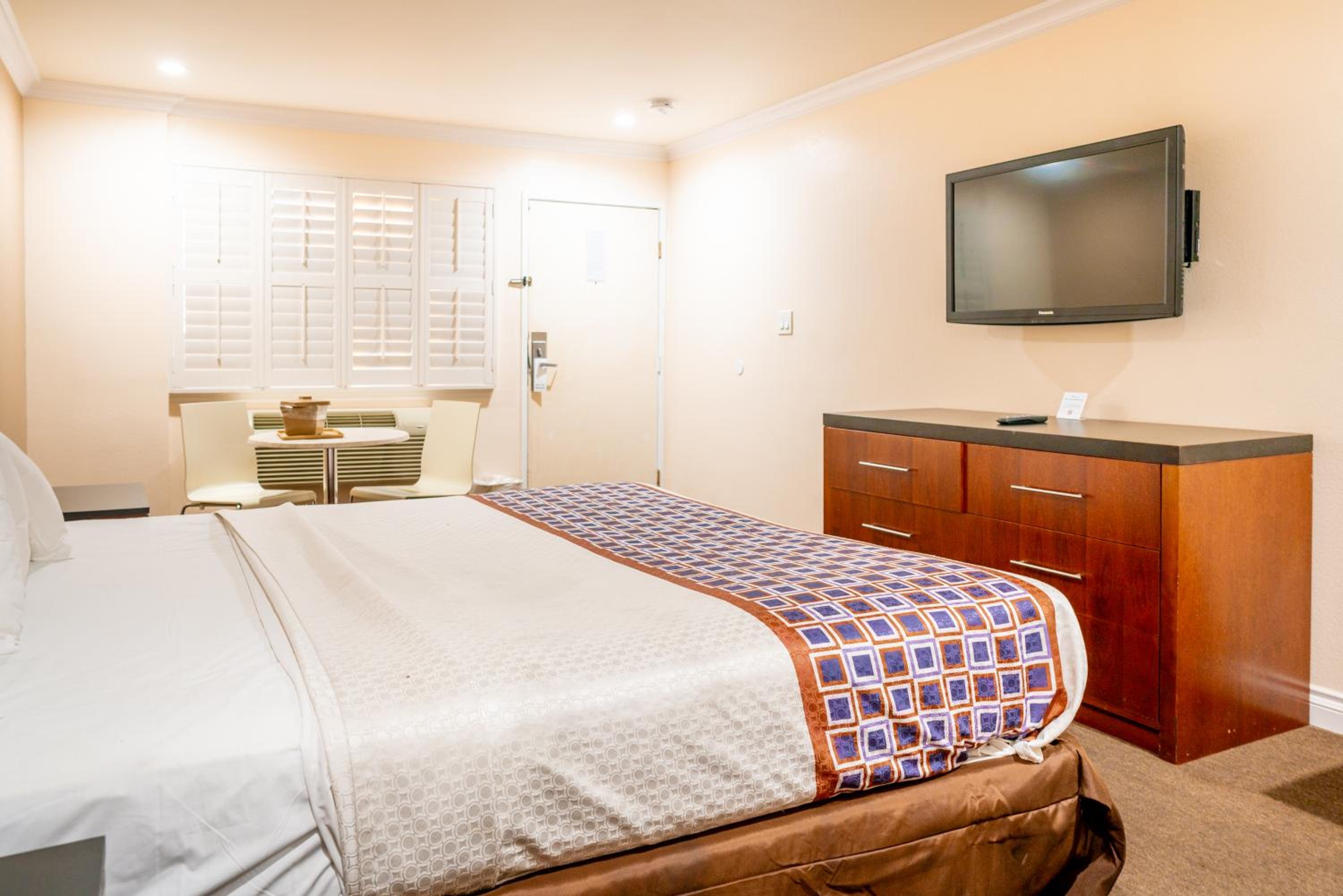 Standard King Room - Non-Smoking  - Photo 7