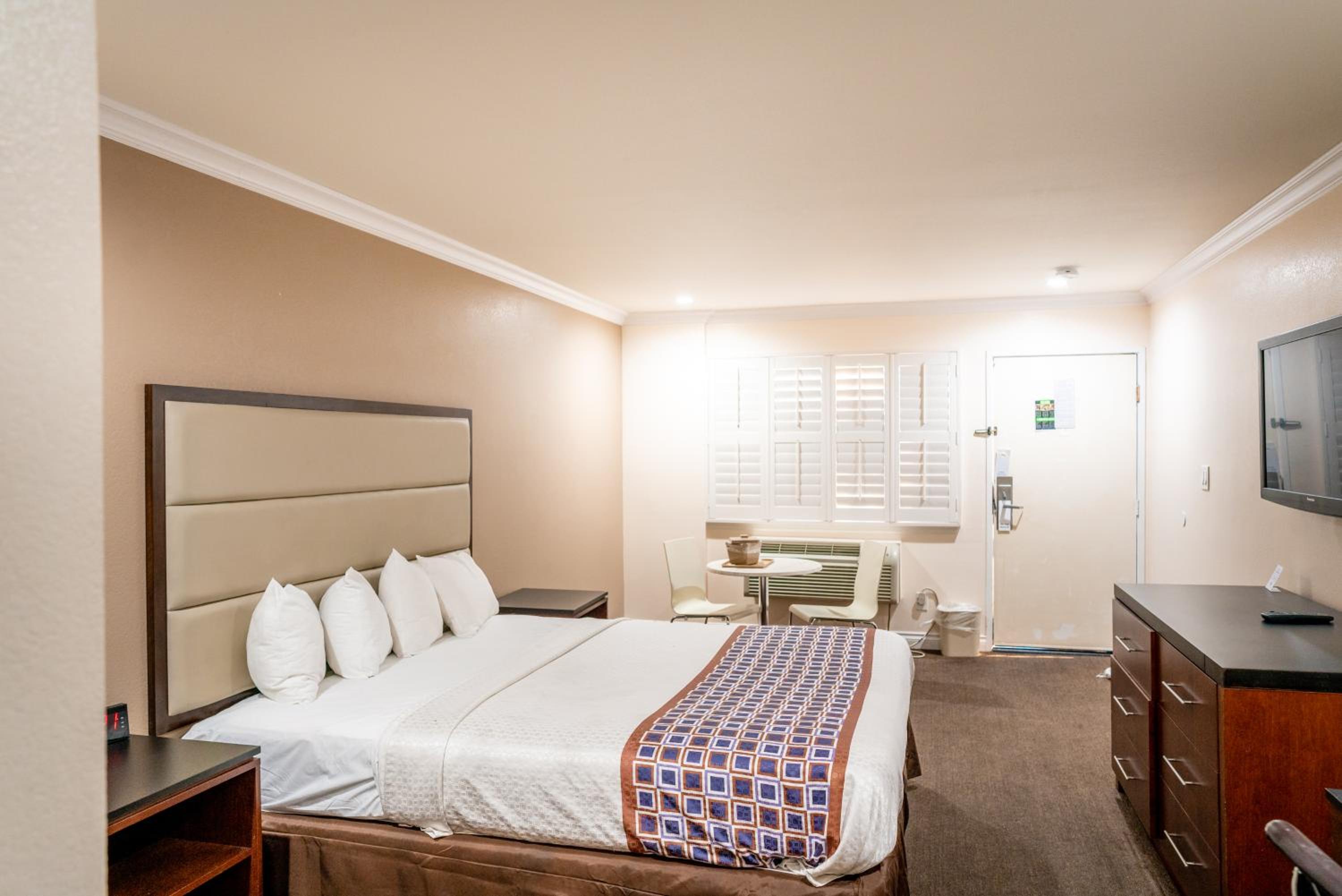 Standard King Room - Non-Smoking  - Photo 6