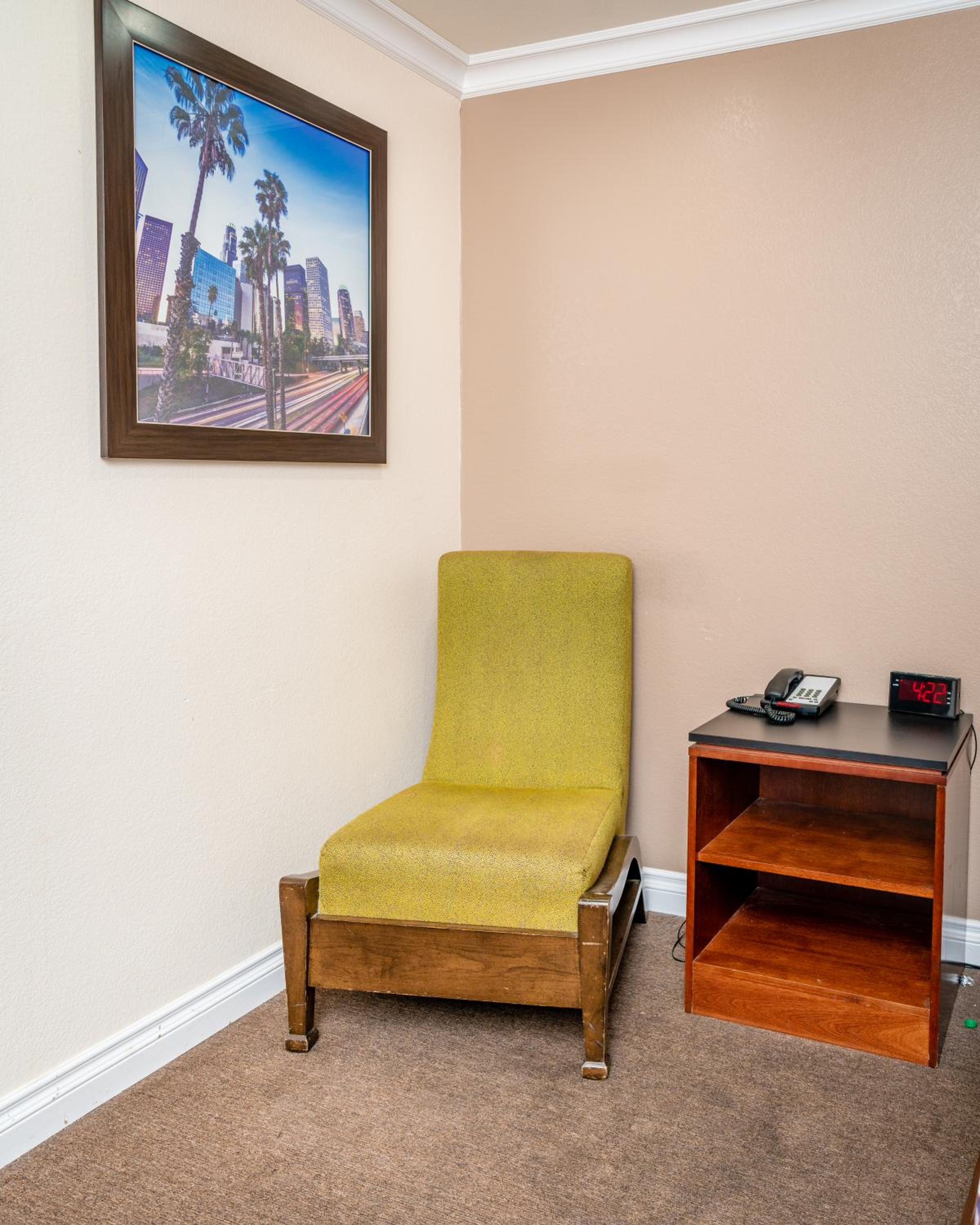 Standard King Room - Non-Smoking  - Photo 2