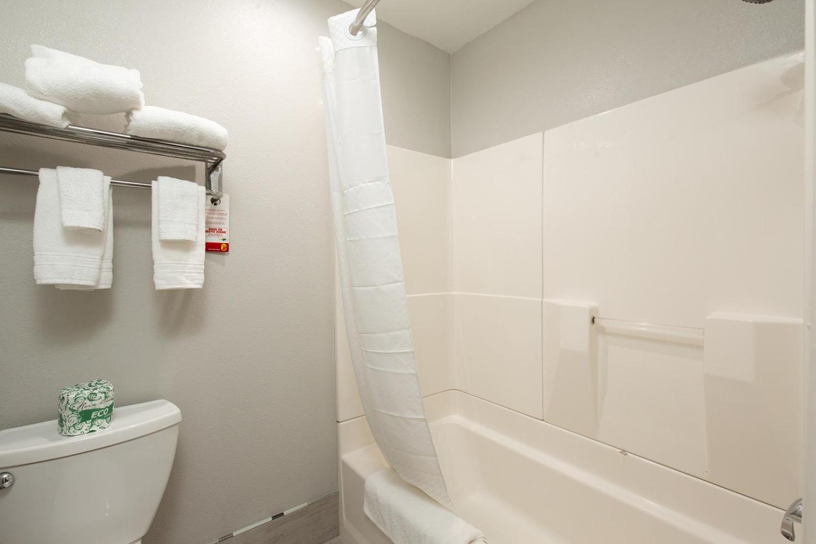 King Room - Non-Smoking - Photo 4