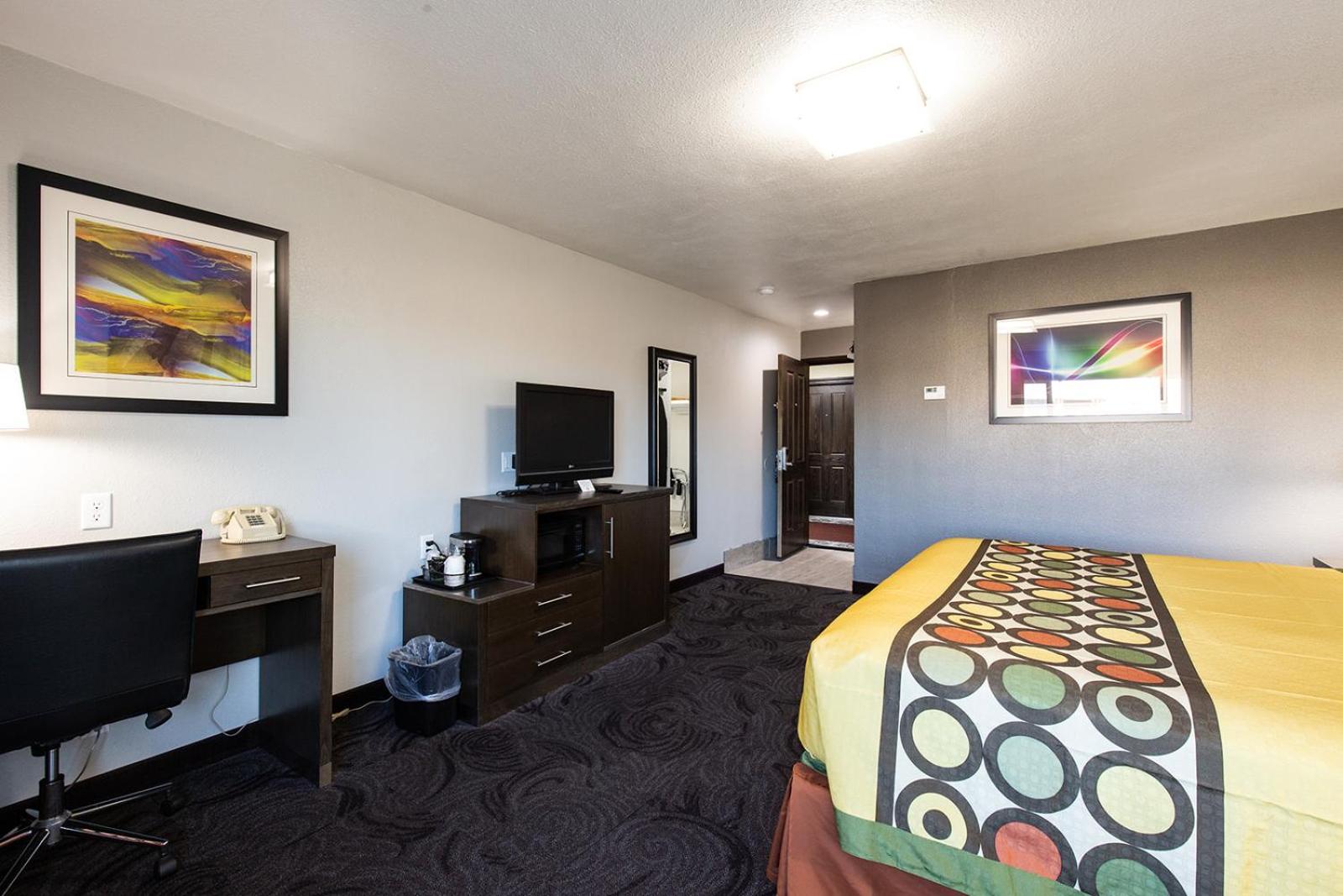 King Room - Non-Smoking - Photo 6