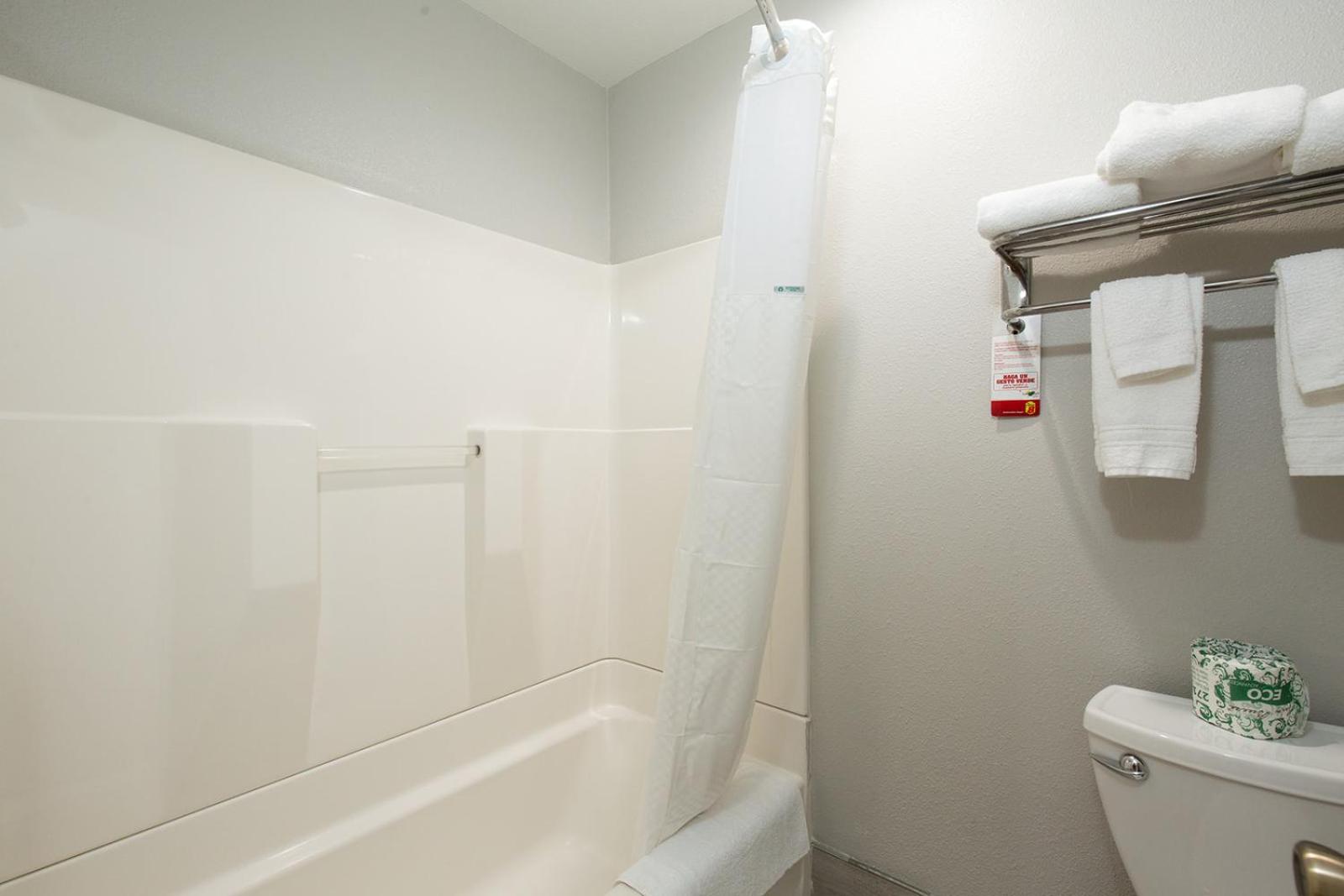 Queen Room - Non-Smoking - Photo 6