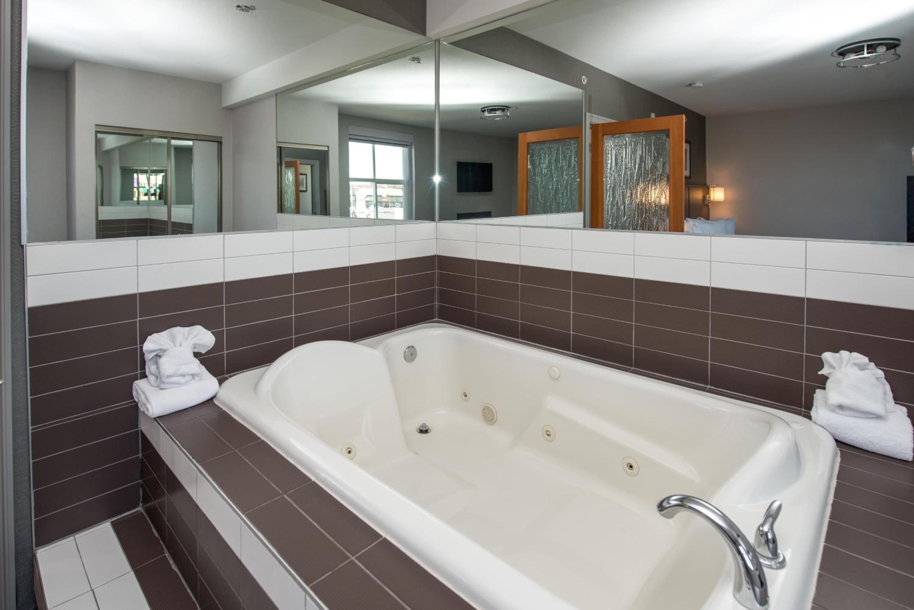 Coast Premium King Jetted Tub & Wet Bar