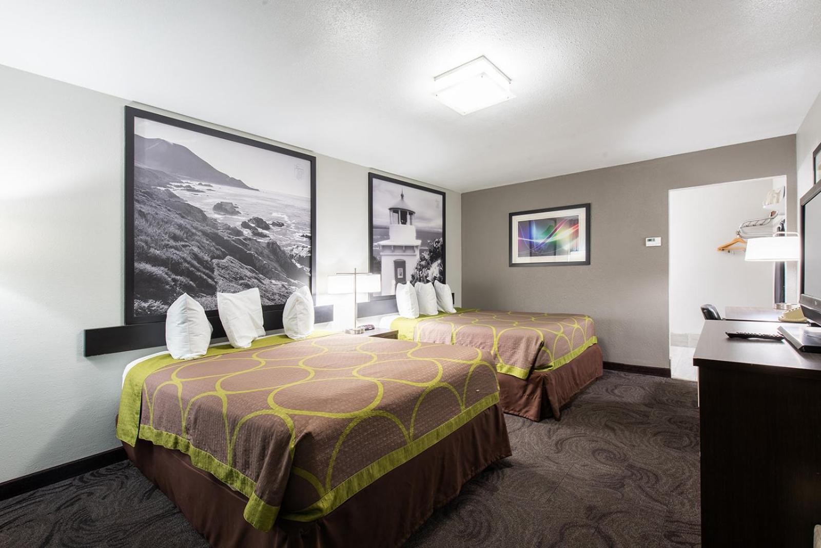 Queen Room with Two Queen Beds - Non-Smoking - Photo 5