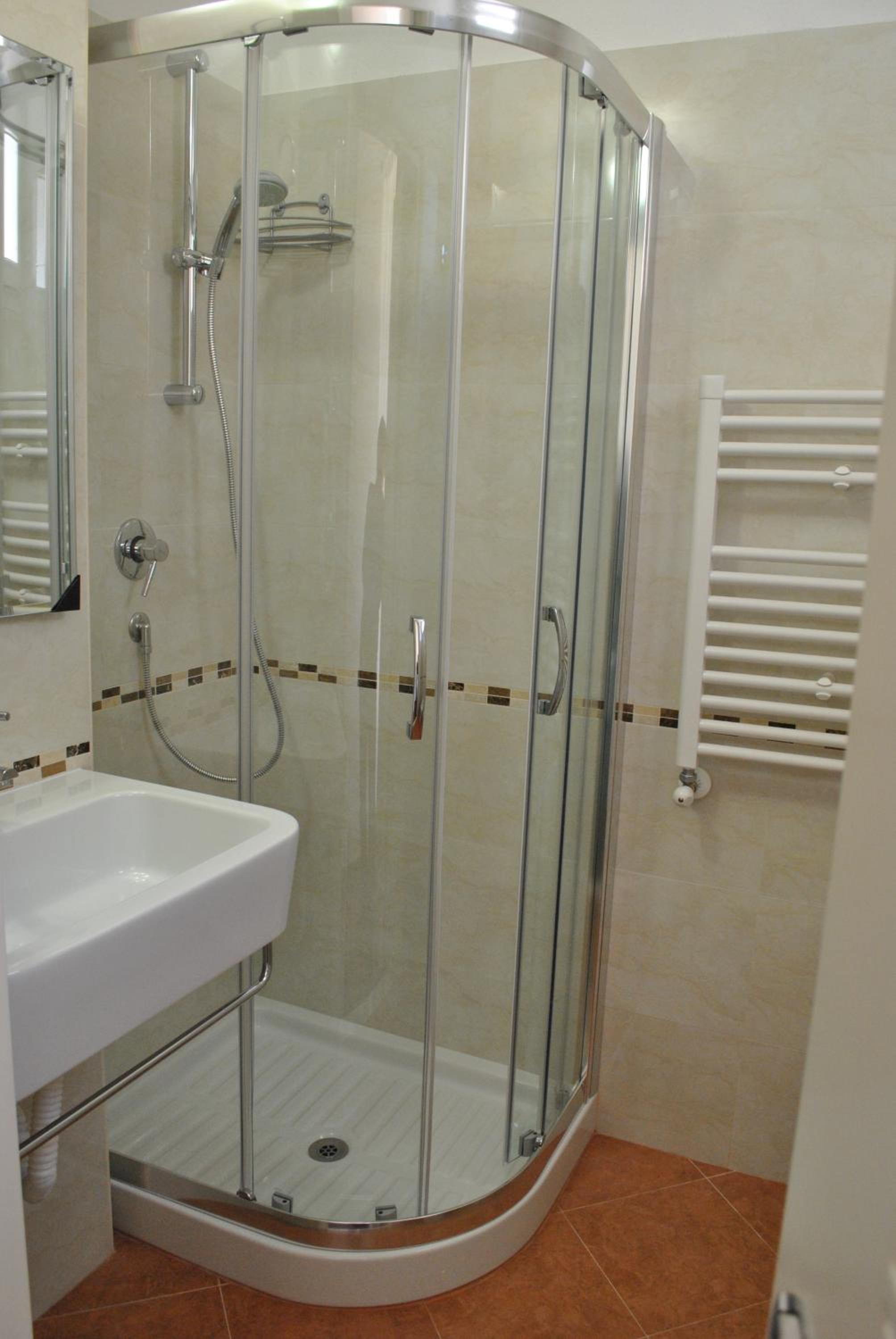 Double Room - Photo 7